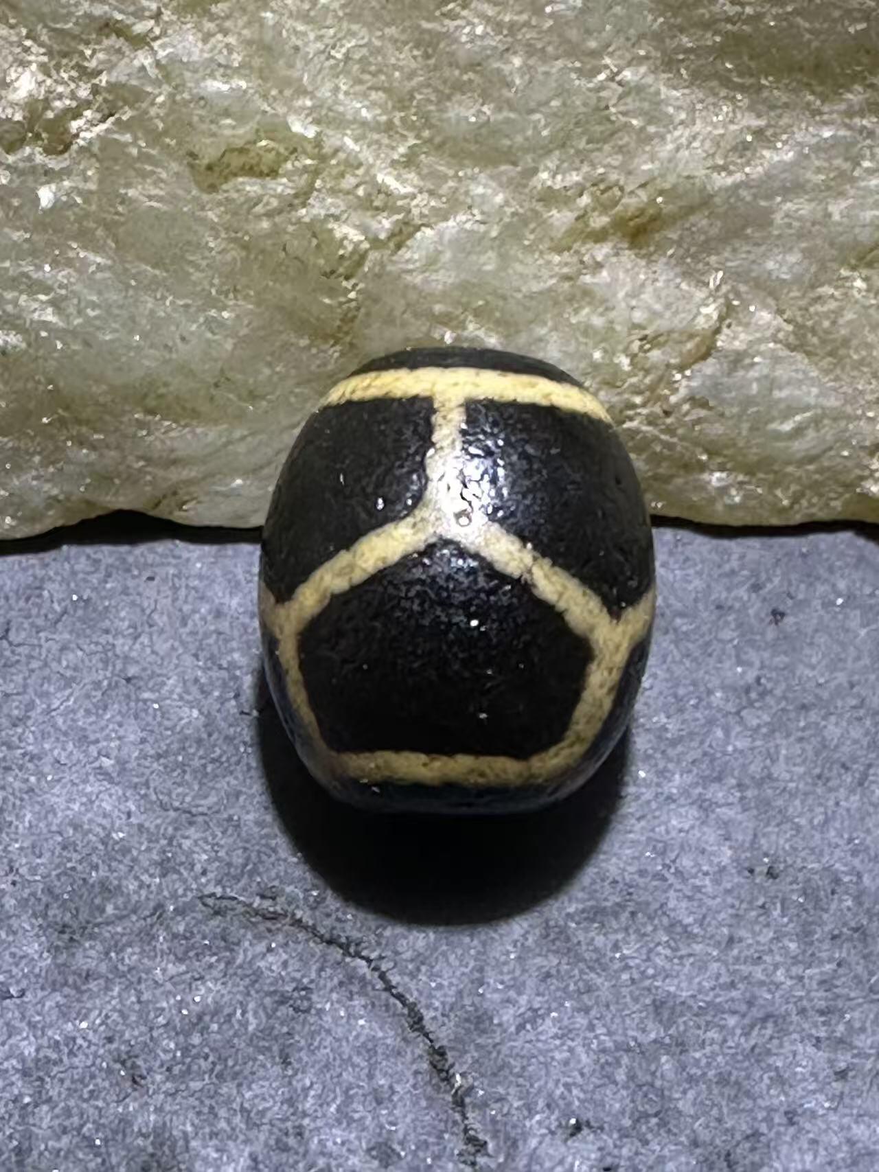 仅此一颗，精品藏传龟甲玛瑙天珠一颗。
