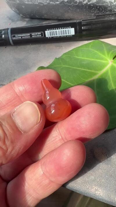 零元拍：漂亮的南红玛瑙葫芦，纯手工，尺寸约：大肚 14，小肚 10，高 23MM，4.7克，因为拍照环境以及光线的变化，颜色以实物为准。