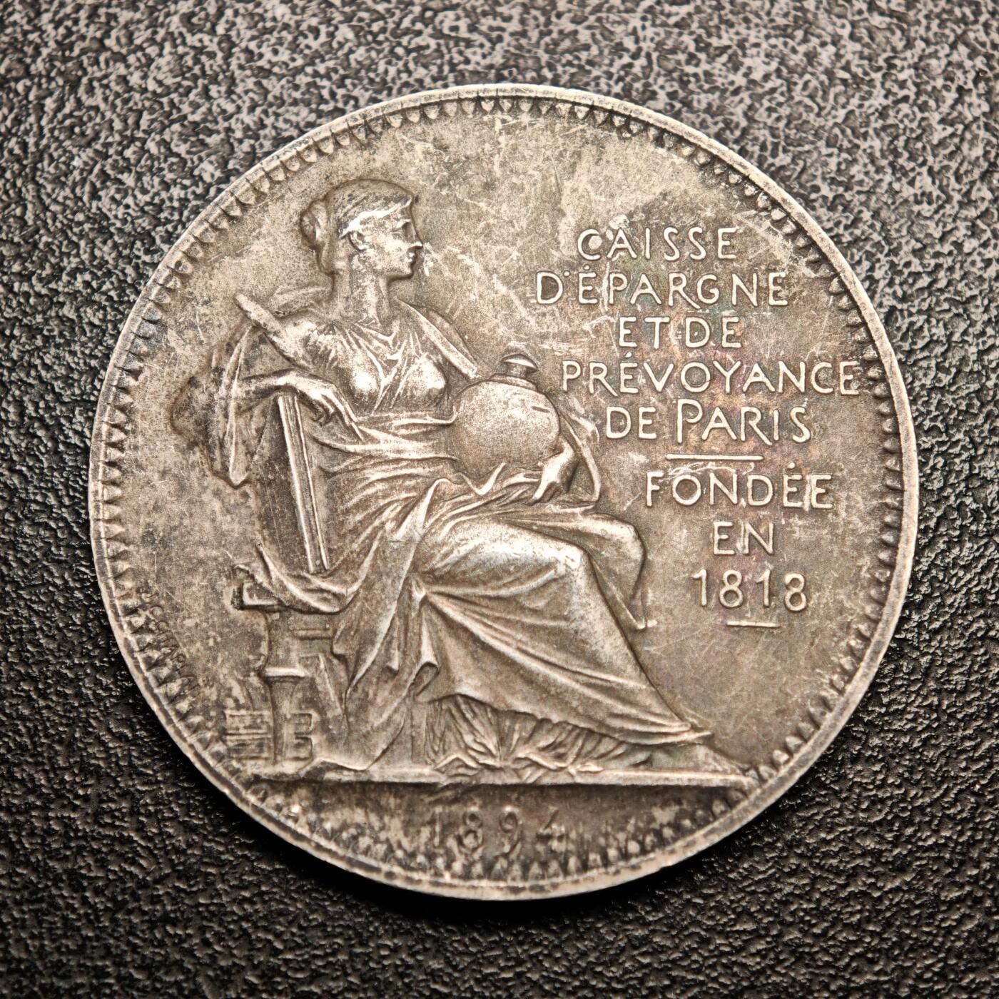 【德藏】世界币章拍卖第146期（拍品征集中~欢迎藏友联系） 1894年 法国巴黎储蓄银行纪念银章代用币 丰饶角边铭 深包浆 状态安逸 直径约：31.9mm；重约：15.7g