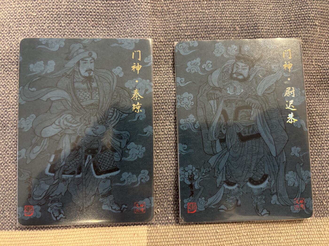 花开卡拍第38期（9月14号周日截拍，品控勿拍!!!拍品不寄存，运费5元，自制卡难免瑕疵，可能存在轻微撞角爆边等出厂瑕疵，品控介意勿拍！） 梁有平作品，年画人物收藏卡；门神：秦琼+尉迟恭。双联卡砖，可做摆台展示。