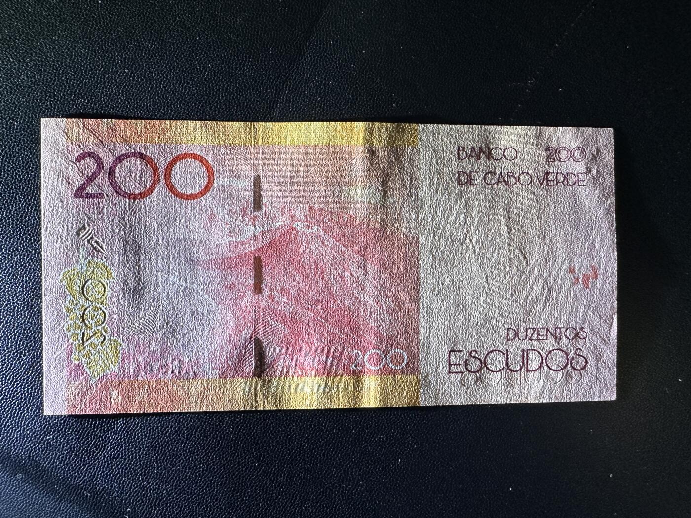 《外钞收藏家》第五百八十一期（畅拍场）（本平台长期征集拍品、欢迎藏友们联系合作） 佛得角、圣多美和普林西比 7张一起 全新UNC 佛得角200有点小瑕疵