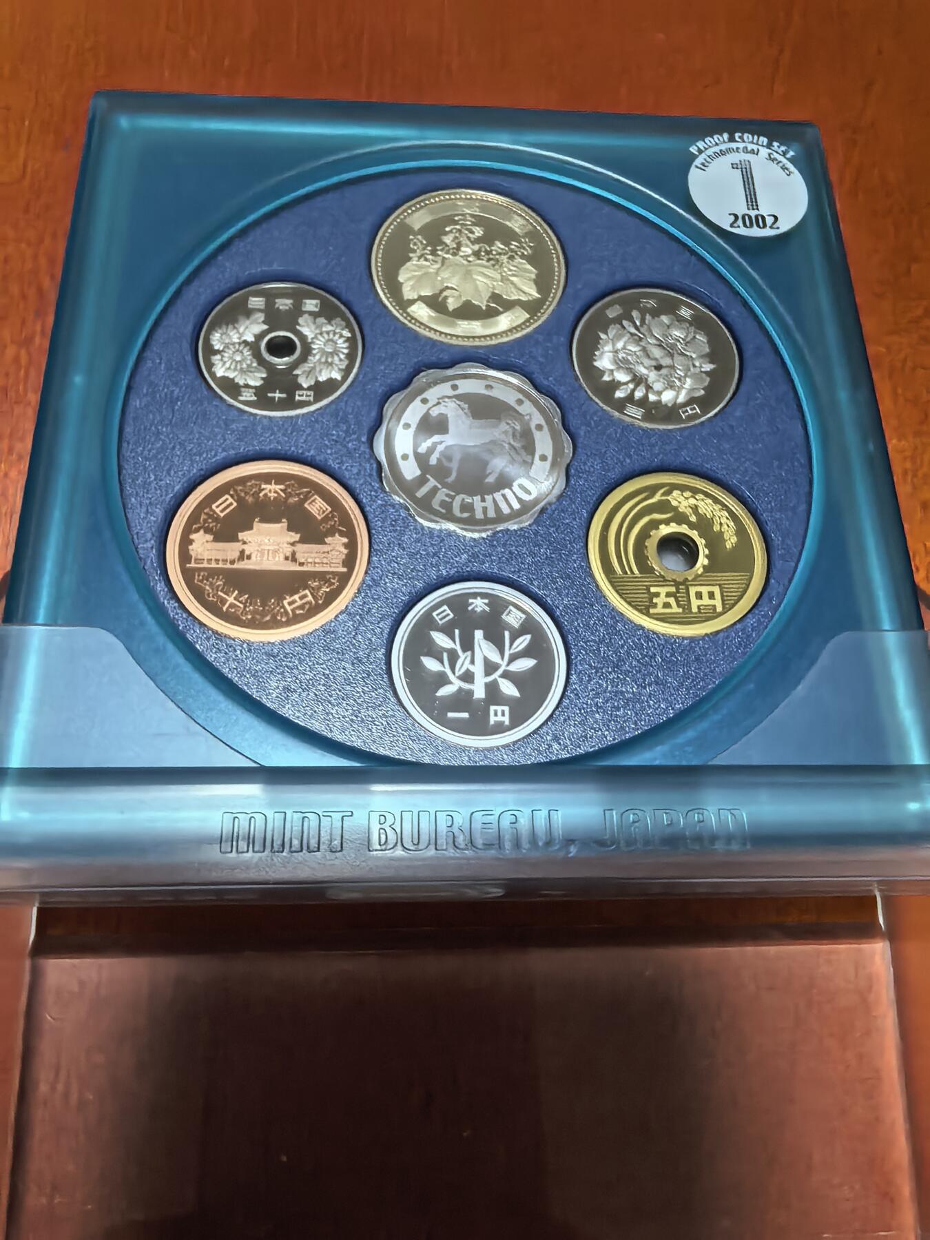 长老汇蛇年精选第四十五场拍卖 2002日本科技系列之一6枚精制币套装小方盒，含银质梅花形银章1枚
