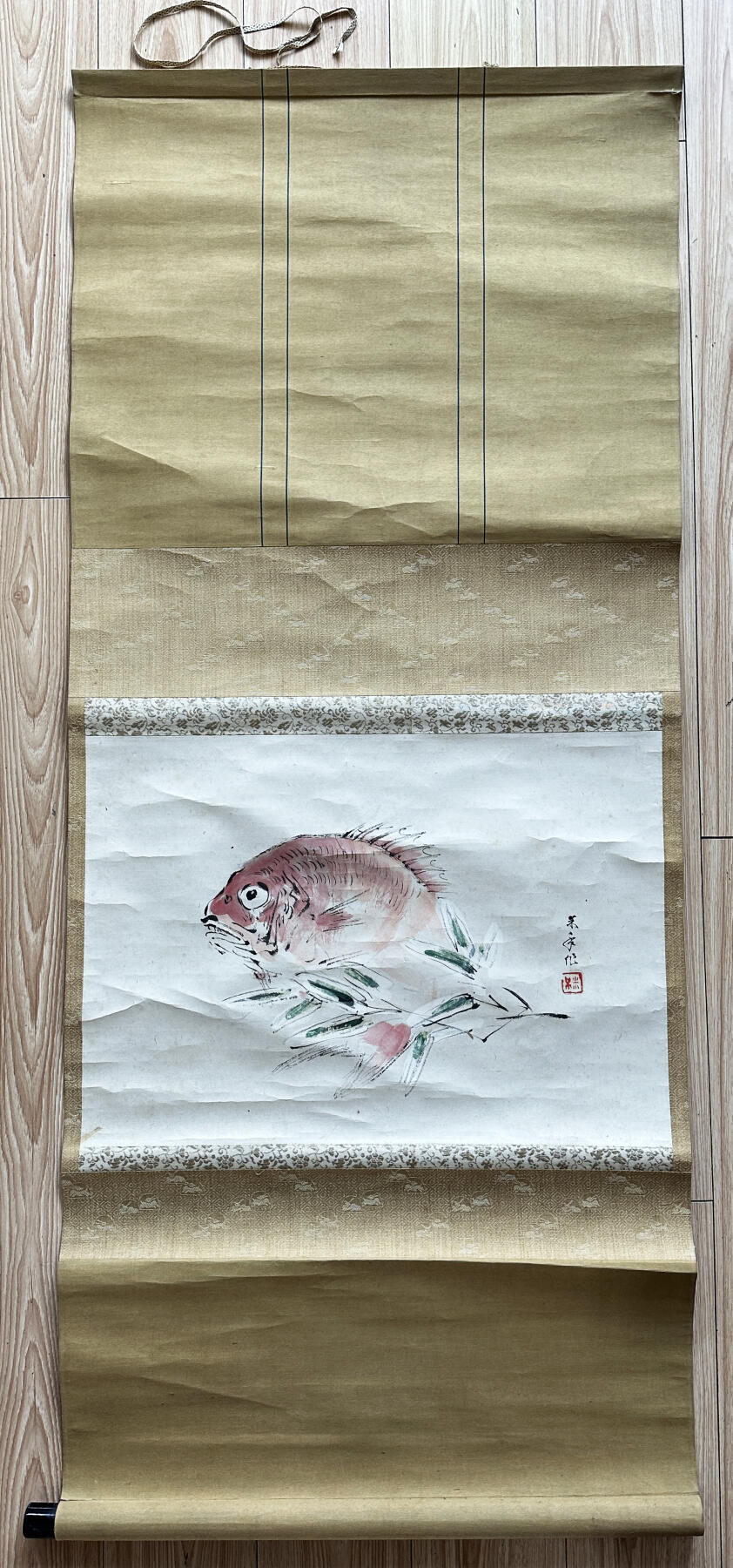 【俄甄集藏】金风送爽-2025年(042) 09-24星期三晚 19:30 全场包邮 日本明治时期水彩古画鲷鱼卷轴，高：1200mm，宽：530mm，卷轴处有老开裂，色彩明丽，栩栩如生
