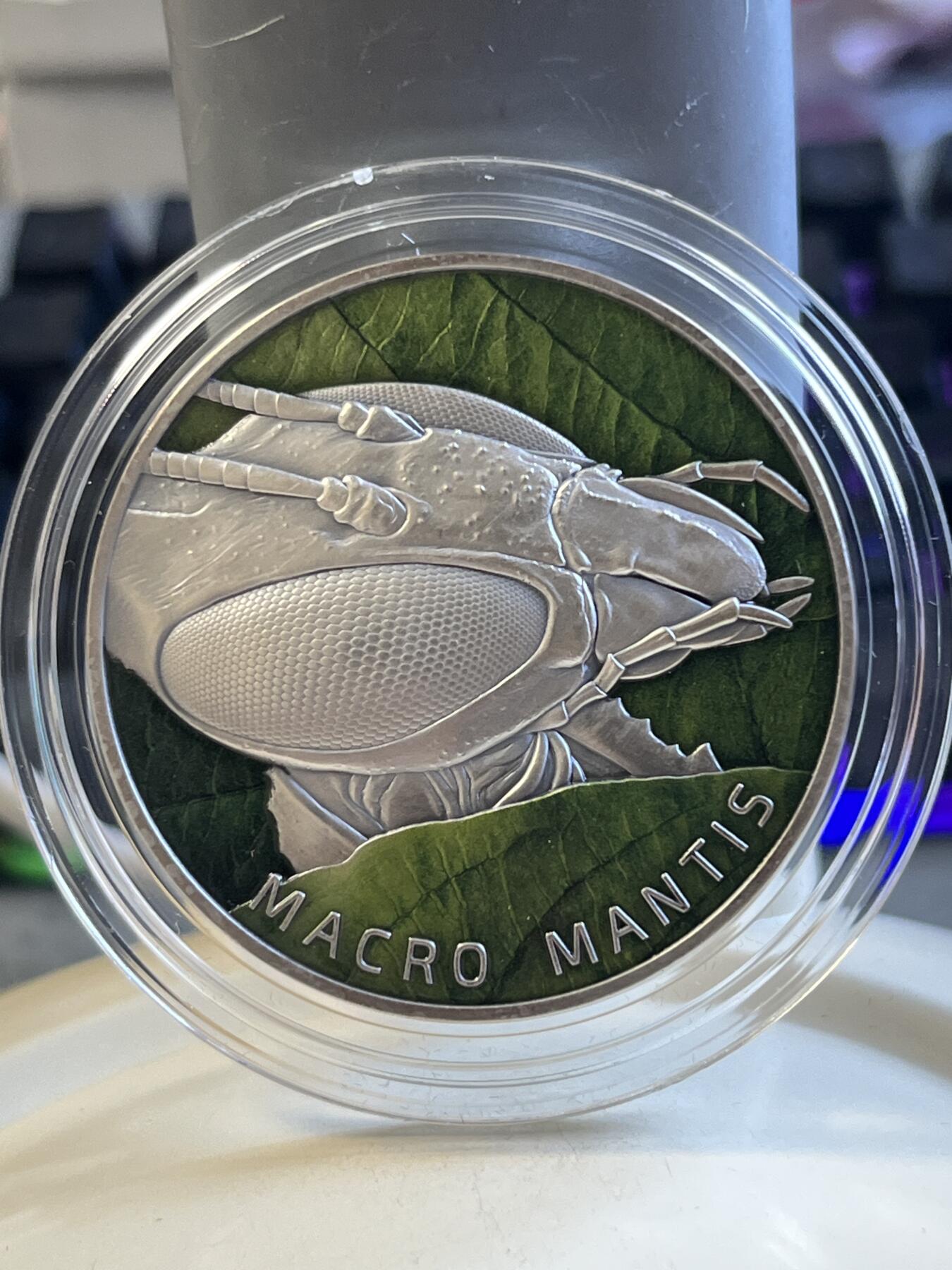 第175期拍卖【长期征集拍品】 纽埃2022年微距昆虫系列(1)螳螂2盎司仿古高浮雕彩色银币，999银，发行500枚