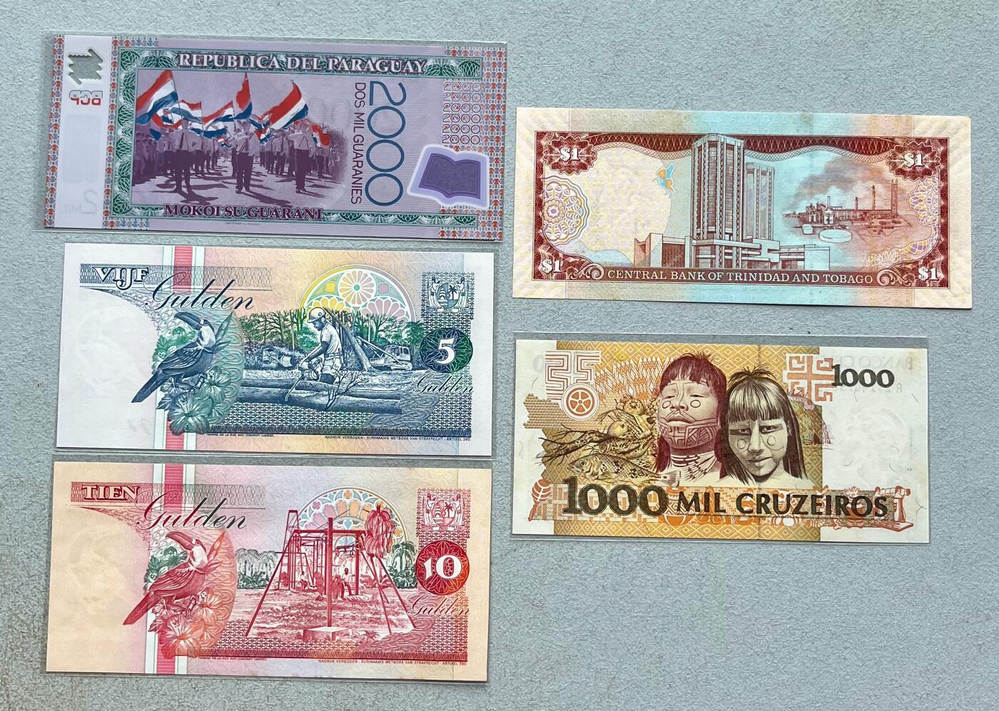 日本战争债券、英国伊二女王末版纸币套、哈萨克斯坦2万坚戈纪念钞、民国钞、台湾经济振兴券，台湾原住民系列套币/生肖银币，新疆喀什饷银五钱，康熙/光绪铜钱，哈萨克斯坦精制纪念银币，荷属东印度爪哇岛小铜块。彼得堡世界钱币勋章拍卖第133期 美洲纸币5张，含巴拉圭塑料钞、苏里南、特立尼达和多巴哥、巴西，好品