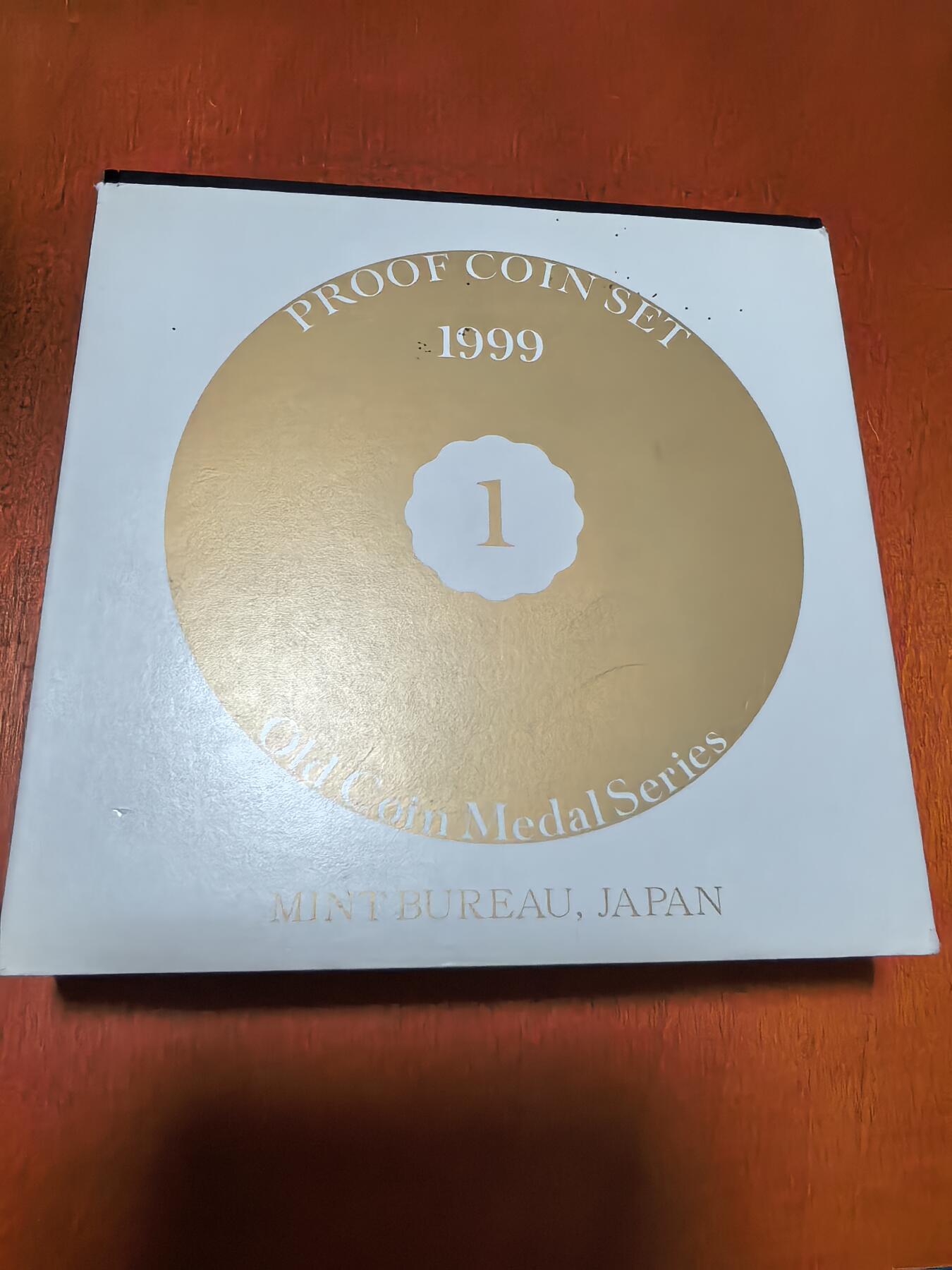 长老汇蛇年精选第四十五场拍卖 1999日本老钱币系列之一6枚精制币套装小方盒，含银质梅花形银章1枚，单面镀金