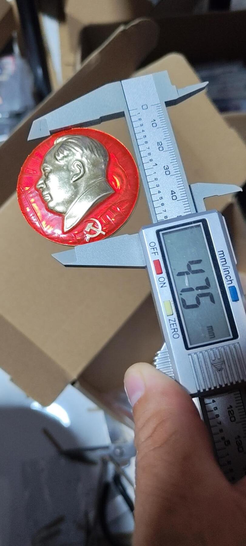 毛主席像章专场 🔥🔥大红旗🔥🔥毛主席像章，47.4毫米