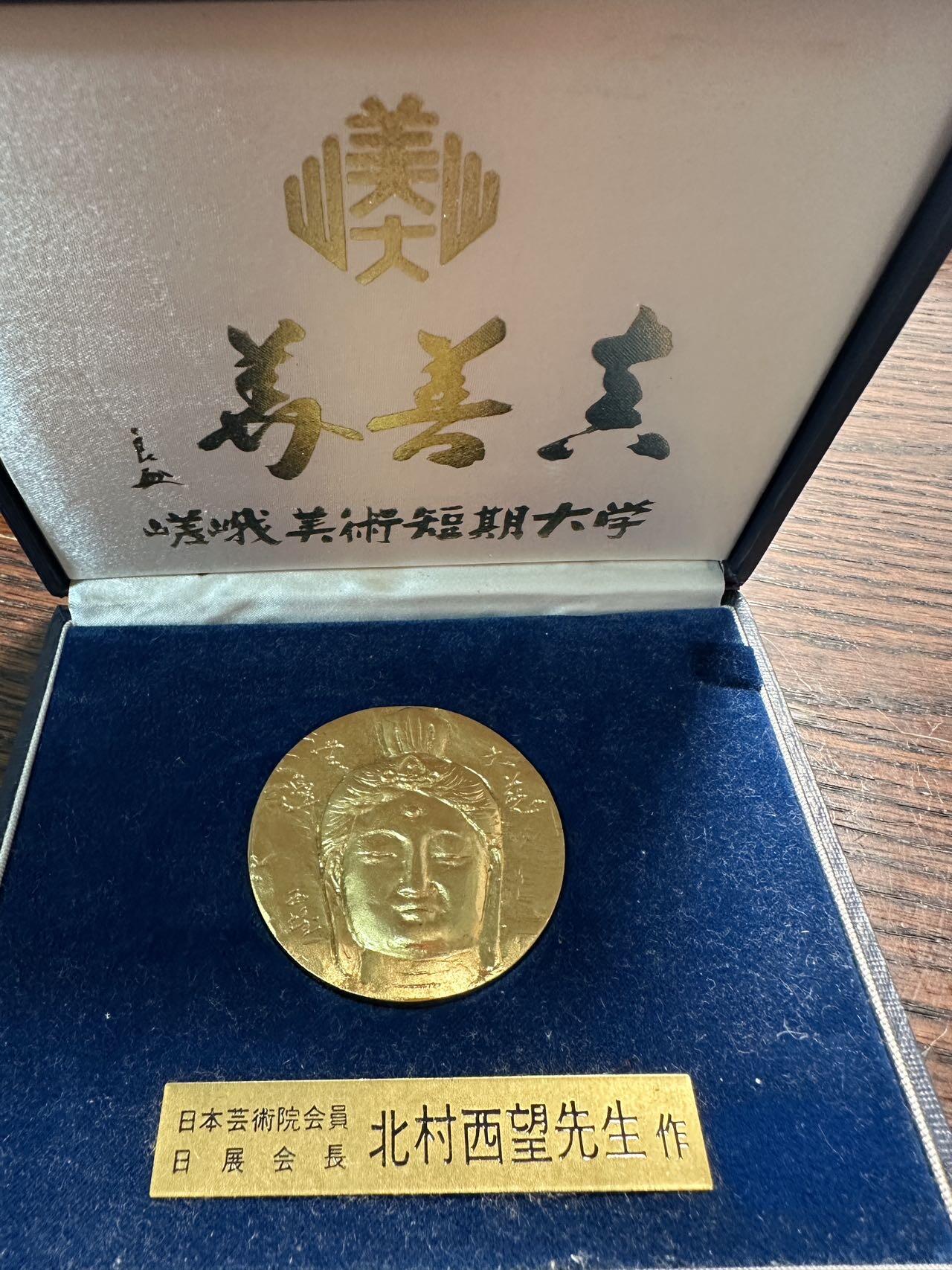 蒂克钱币-第40场 日本徽章 企业章自动拍 日本 雕塑届代表北村西望作品 镀金佛头50mm 77g