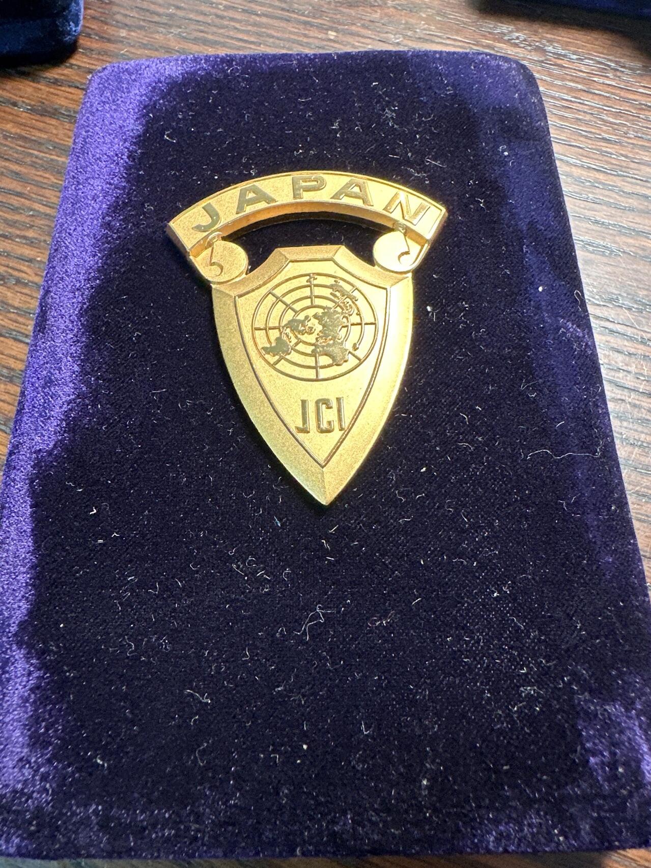 蒂克钱币-第40场 日本徽章 企业章自动拍 日本 青年会 镀金徽章 39.4g 绒布盒