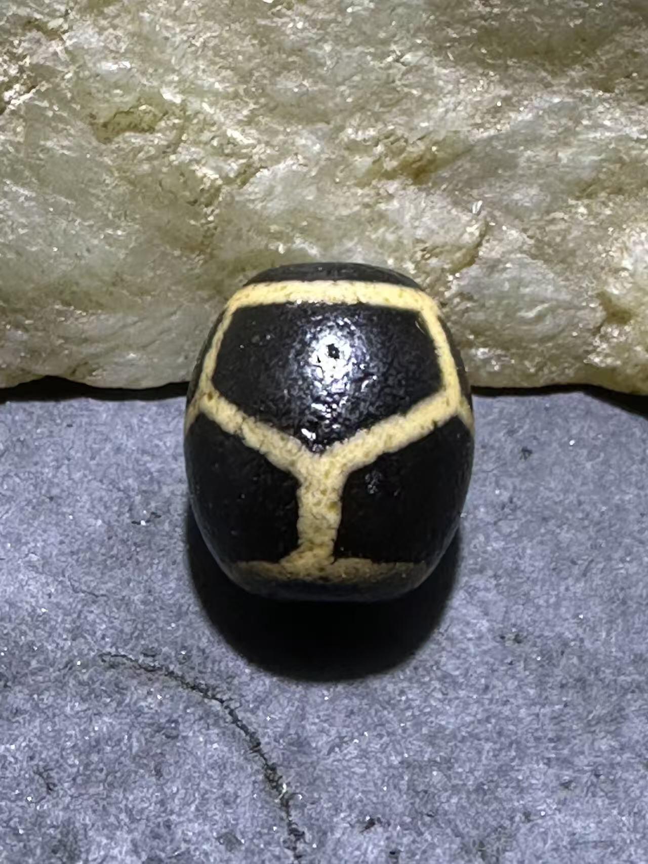 仅此一颗，精品藏传龟甲玛瑙天珠一颗。