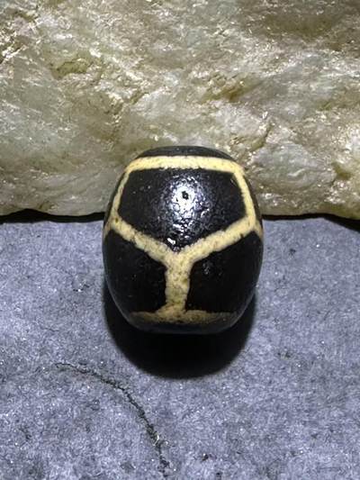 仅此一颗，精品藏传龟甲玛瑙天珠一颗。 仅此一颗，精品藏传龟甲玛瑙天珠一颗。