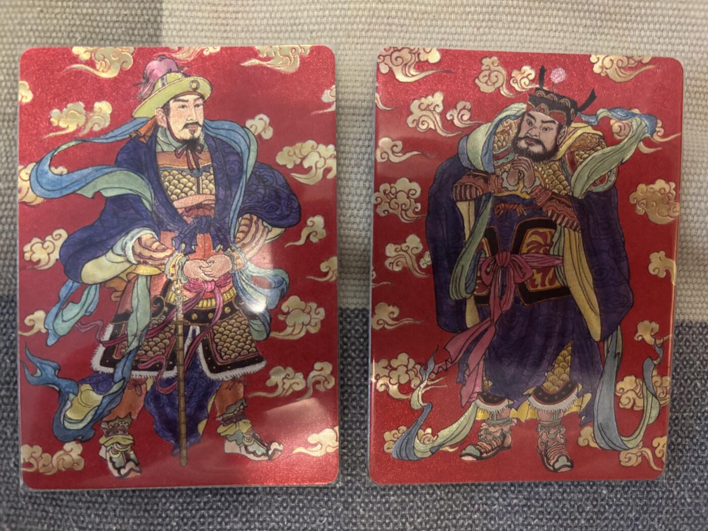 花开卡拍第38期（9月14号周日截拍，品控勿拍!!!拍品不寄存，运费5元，自制卡难免瑕疵，可能存在轻微撞角爆边等出厂瑕疵，品控介意勿拍！） 梁有平作品，年画人物收藏卡；门神：秦琼+尉迟恭。双联卡砖，可做摆台展示。