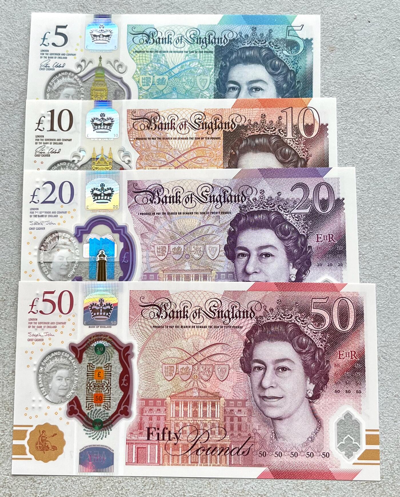 日本战争债券、英国伊二女王末版纸币套、哈萨克斯坦2万坚戈纪念钞、民国钞、台湾经济振兴券，台湾原住民系列套币/生肖银币，新疆喀什饷银五钱，康熙/光绪铜钱，哈萨克斯坦精制纪念银币，荷属东印度爪哇岛小铜块。彼得堡世界钱币勋章拍卖第133期 收获一套英国伊丽莎白女王末版纸币塑料钞，分开拍卖处理，全部UNC可评级好品相。本拍只拍：英国2015年5镑塑料钞、丘吉尔
