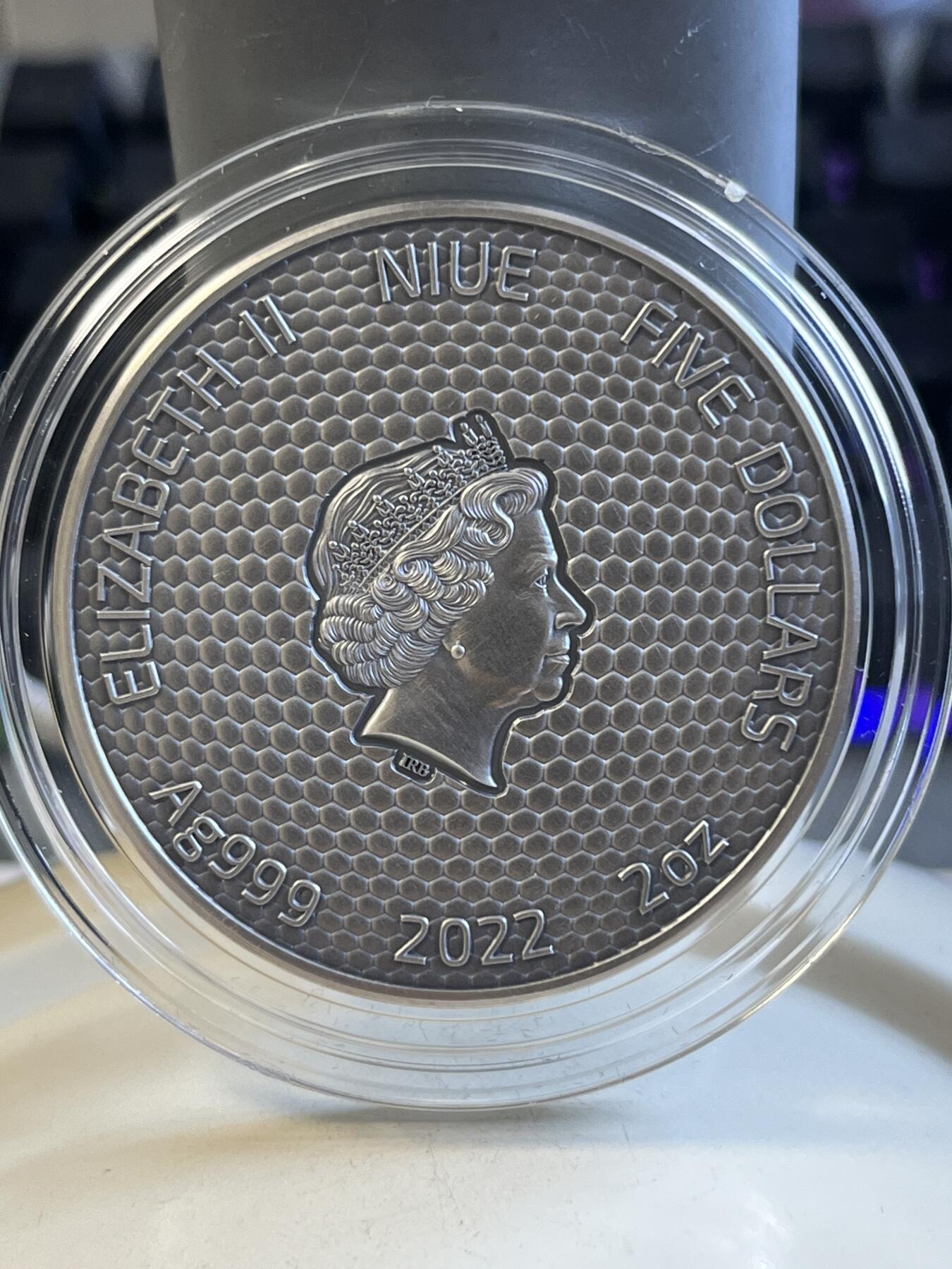第175期拍卖【长期征集拍品】 纽埃2022年微距昆虫系列(1)螳螂2盎司仿古高浮雕彩色银币，999银，发行500枚
