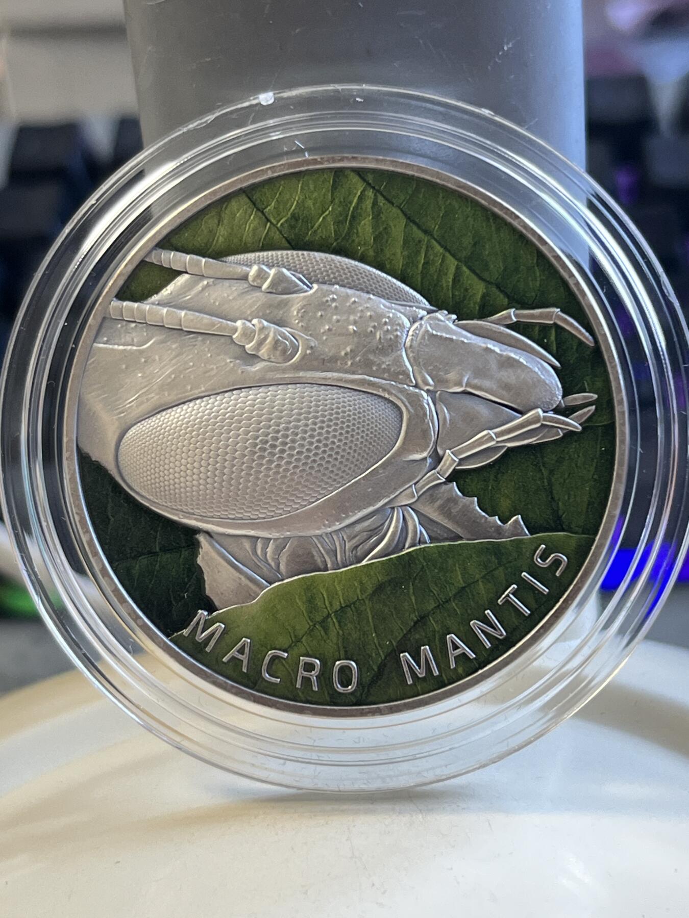 第175期拍卖【长期征集拍品】 纽埃2022年微距昆虫系列(1)螳螂2盎司仿古高浮雕彩色银币，999银，发行500枚