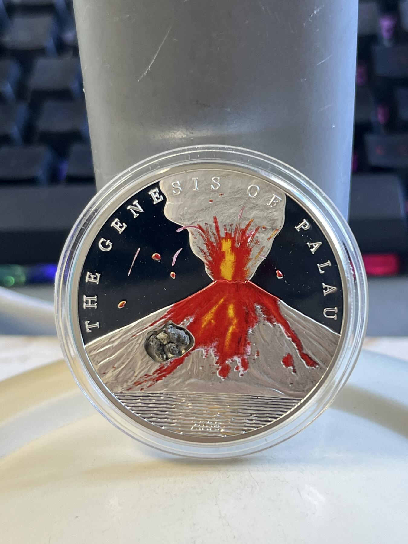 第175期拍卖【长期征集拍品】 帕劳2006年镶嵌皮拉博图火山爆发岩彩色精制银币，925银，25克