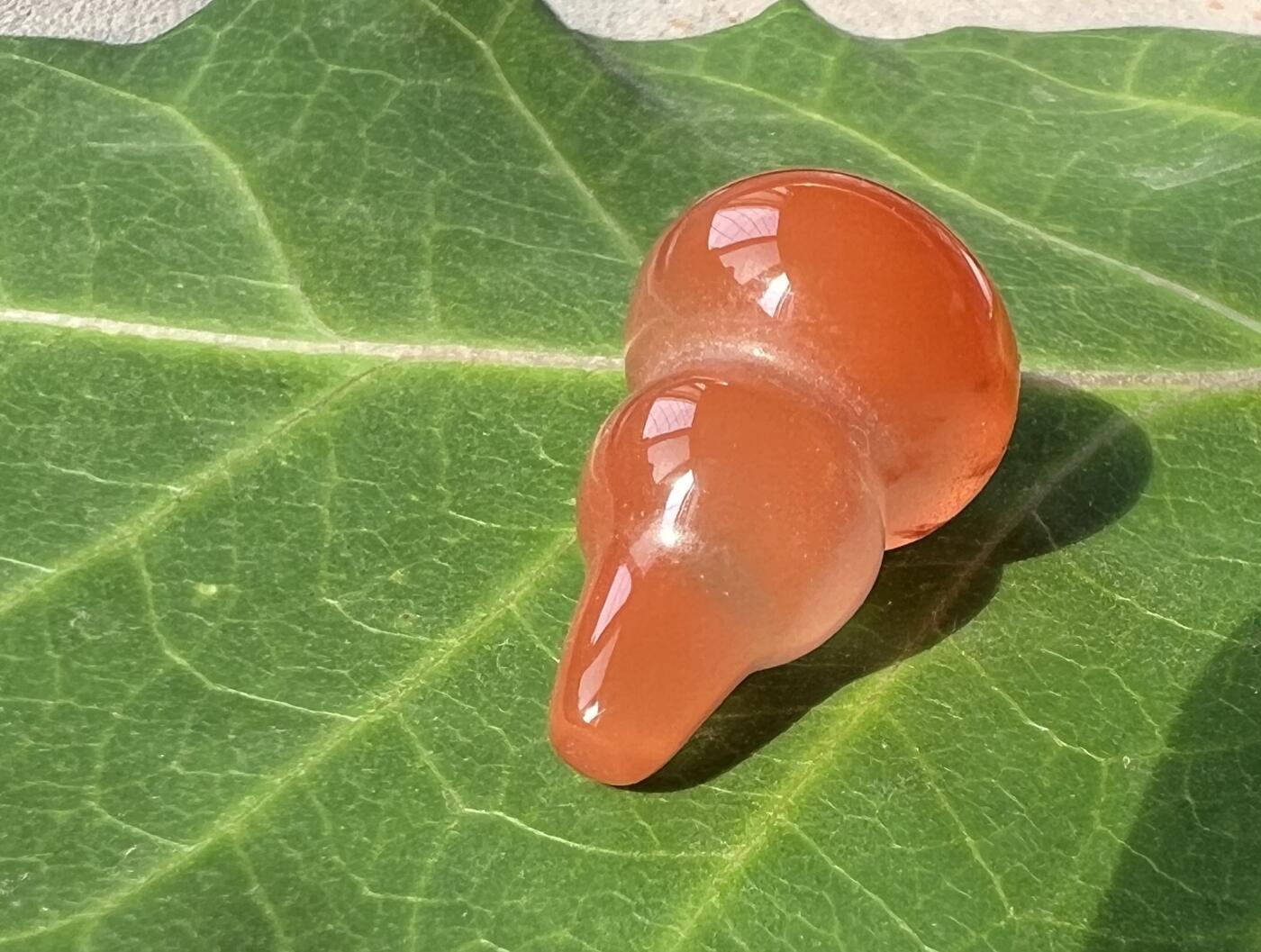 零元拍：漂亮的南红玛瑙葫芦，纯手工，尺寸约：大肚 14，小肚 10，高 23MM，4.7克，因为拍照环境以及光线的变化，颜色以实物为准。