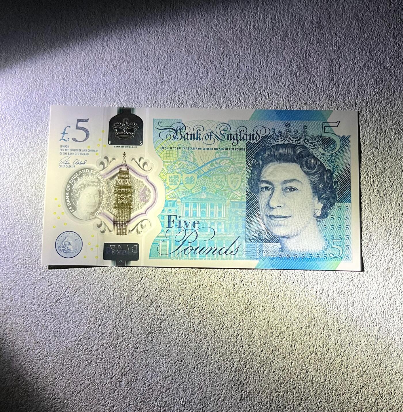 日本战争债券、英国伊二女王末版纸币套、哈萨克斯坦2万坚戈纪念钞、民国钞、台湾经济振兴券，台湾原住民系列套币/生肖银币，新疆喀什饷银五钱，康熙/光绪铜钱，哈萨克斯坦精制纪念银币，荷属东印度爪哇岛小铜块。彼得堡世界钱币勋章拍卖第133期 收获一套英国伊丽莎白女王末版纸币塑料钞，分开拍卖处理，全部UNC可评级好品相。本拍只拍：英国2015年5镑塑料钞、丘吉尔