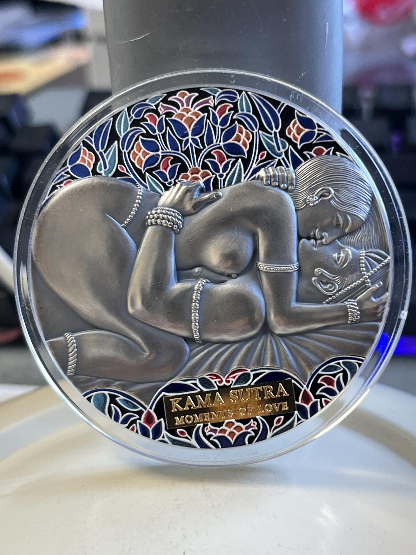 第175期拍卖【长期征集拍品】 喀麦隆2021年爱情系列爱经3盎司高浮雕仿古彩银币，999银，发行500枚