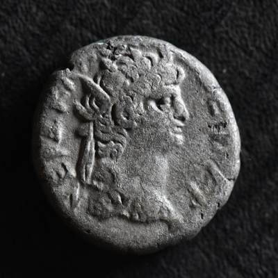 【良泉】第40期【直播场】10月16日晚19.30点开拍！225组（本场结束后外出旅游。之前预存钱币的朋友请告知，将连同本场拍品一起邮寄）  - 【藏家出品C】12.44克，公元 65/6 年，古罗马帝国，埃及行省，暴君 尼禄，背象盔头像，四德拉克马银币，亚历山大港造币厂打制