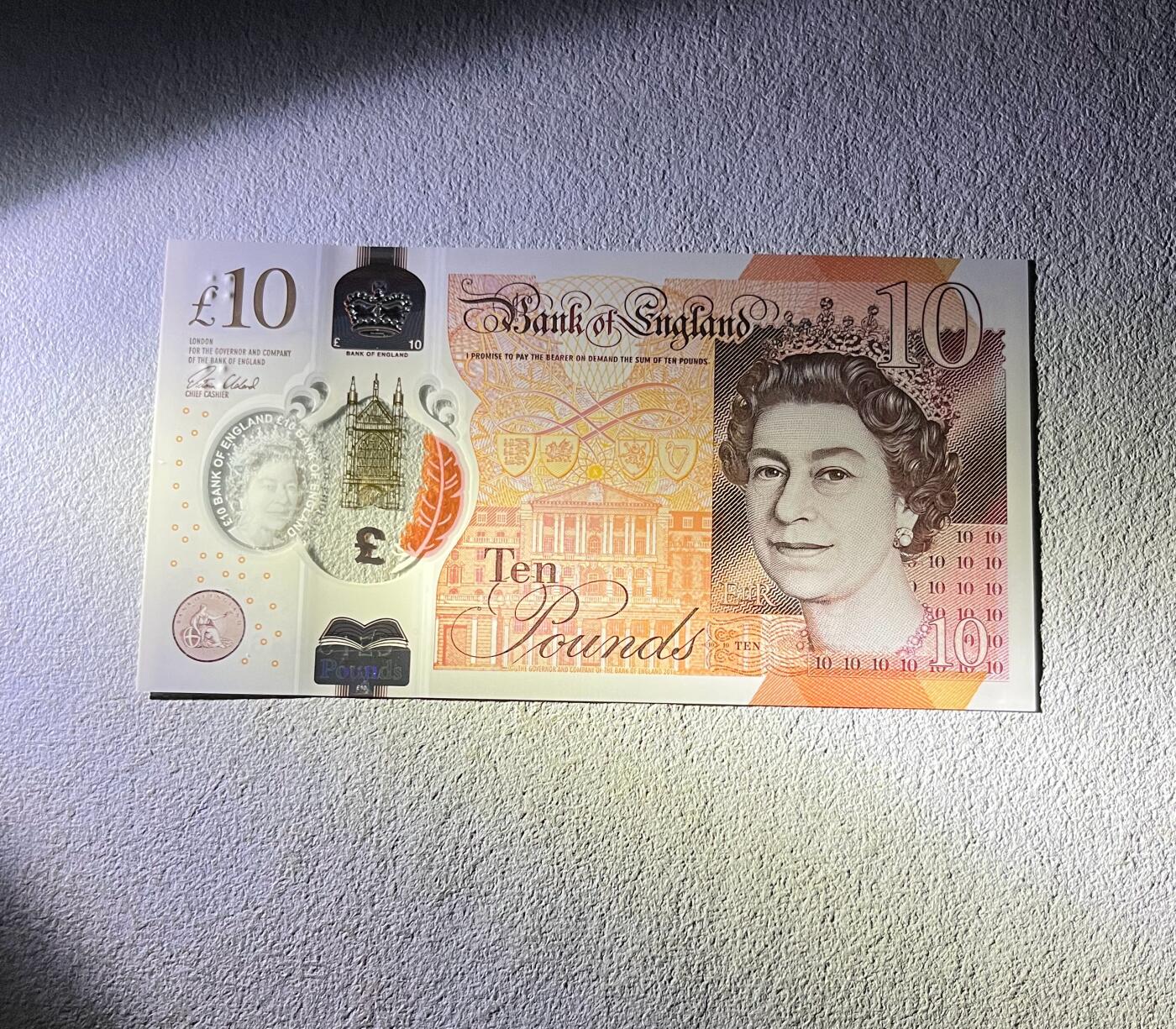 日本战争债券、英国伊二女王末版纸币套、哈萨克斯坦2万坚戈纪念钞、民国钞、台湾经济振兴券，台湾原住民系列套币/生肖银币，新疆喀什饷银五钱，康熙/光绪铜钱，哈萨克斯坦精制纪念银币，荷属东印度爪哇岛小铜块。彼得堡世界钱币勋章拍卖第133期 英国2016年10镑纸币塑料钞、南丁格尔、UNC全新品相