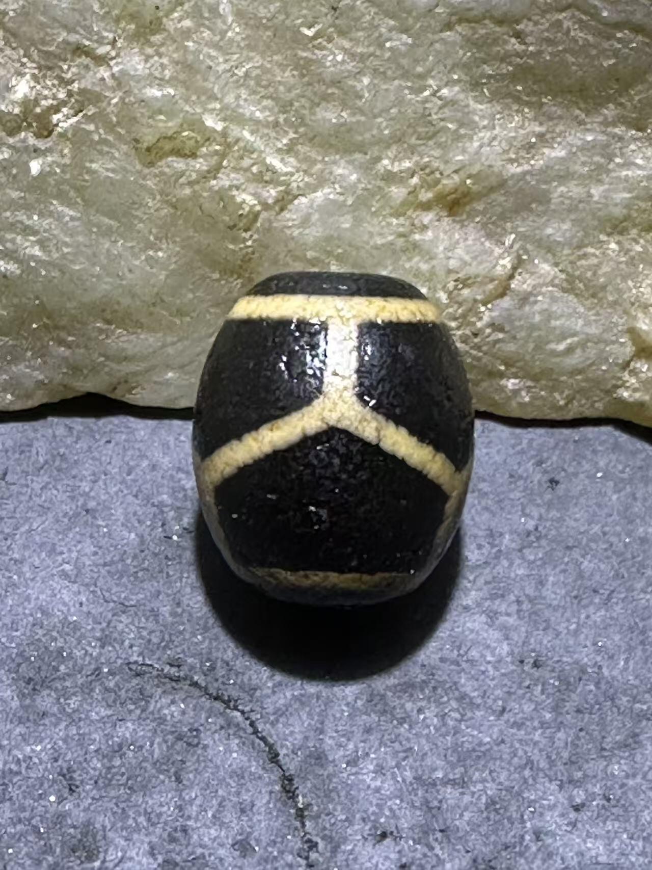 仅此一颗，精品藏传龟甲玛瑙天珠一颗。