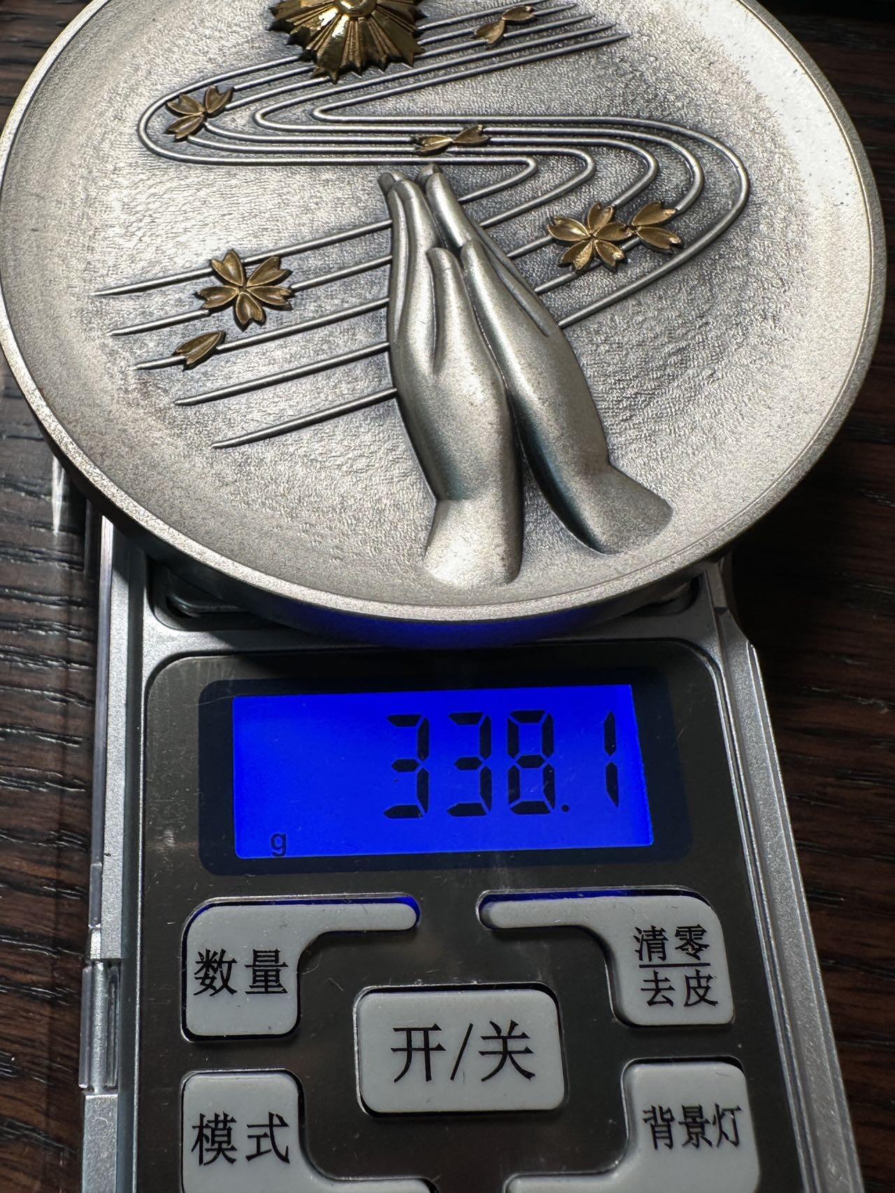 蒂克钱币-第40场 日本徽章 企业章自动拍 昭和48年 殉职警察超大尺寸纪念章 90mm 338g 绒布盒