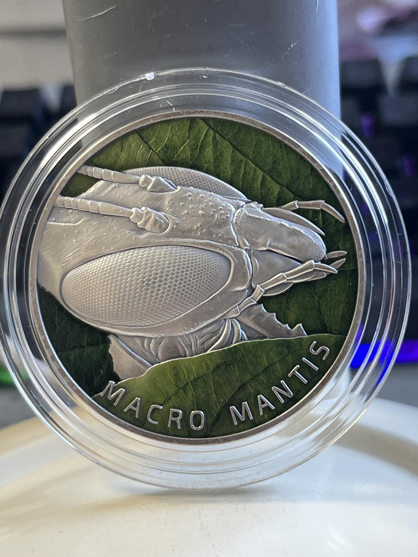 第175期拍卖【长期征集拍品】 纽埃2022年微距昆虫系列(1)螳螂2盎司仿古高浮雕彩色银币，999银，发行500枚