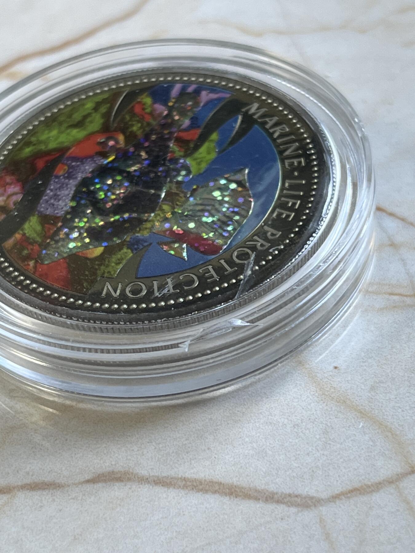 第175期拍卖【长期征集拍品】 【海寧潮】帕劳2002年保护海洋系列美人鱼幻彩纪念币，塑料盒有破