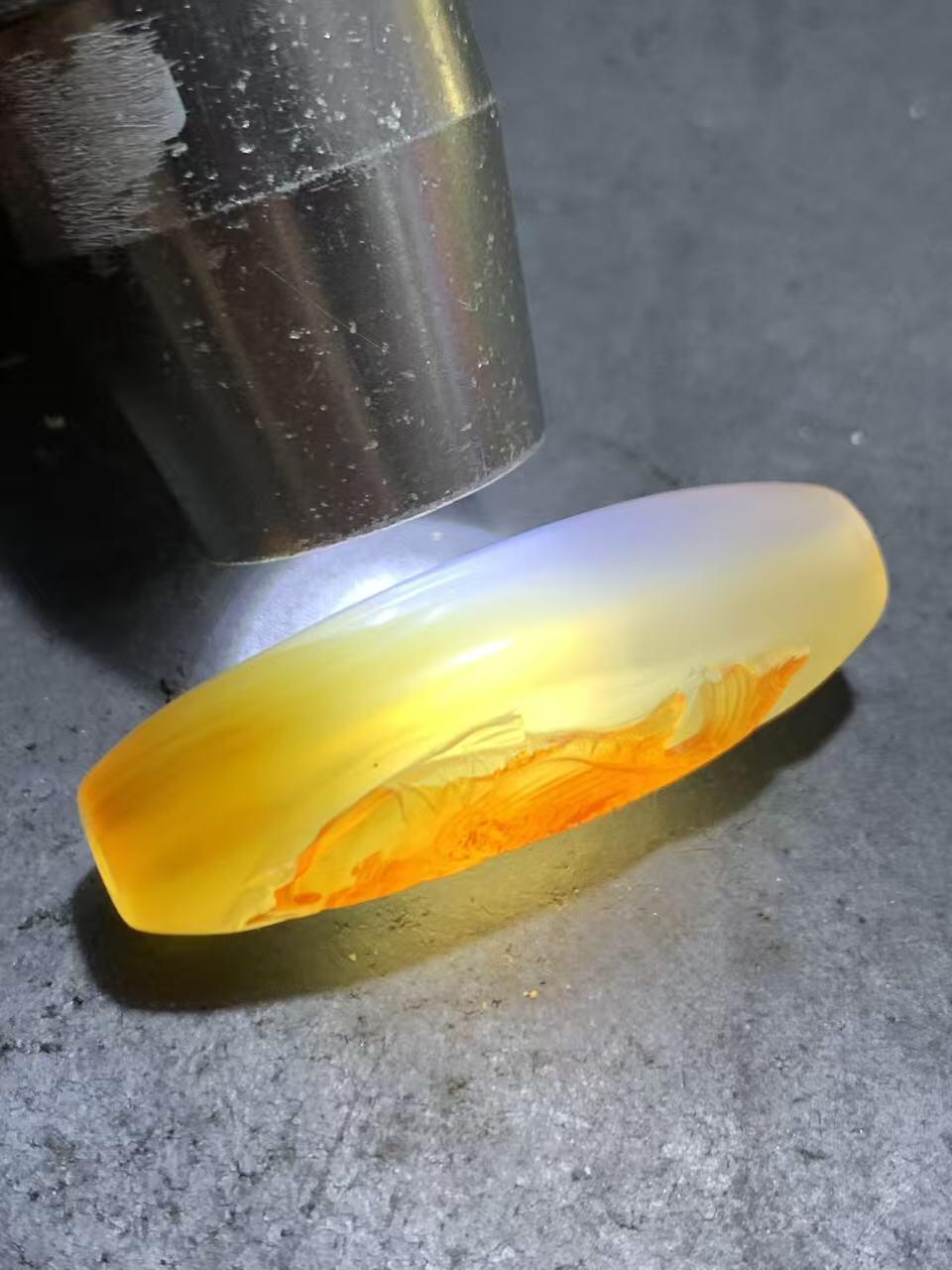 精美亚光高玉化巴西玛瑙手俏色巧雕鲤鱼随形桶珠一颗，