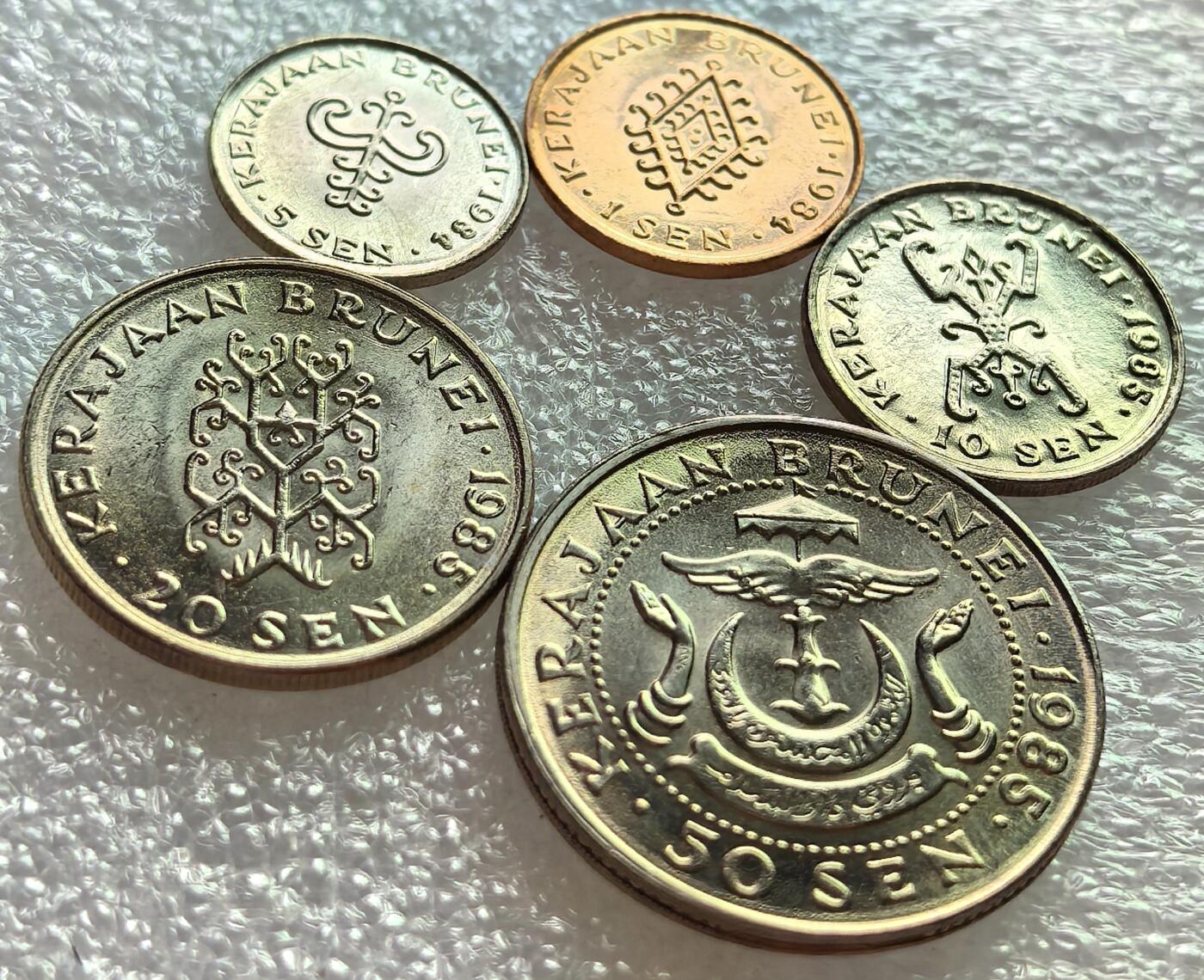 外国优质老铜币纪念币银币专场，周六晚上九点倒数截拍，满百包邮，周日发货,可寄存半年，喜欢朋友微信扫描二维码可直接参拍
