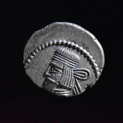 【良泉】【国庆精品场】10月2日晚19.30点开拍！ 222组，西方古代钱币、印章专场 - 【未流通极美品】公元10-38年【古波斯】帕提亚（安息）阿塔巴努斯二世，一德拉克马银币，3.72克