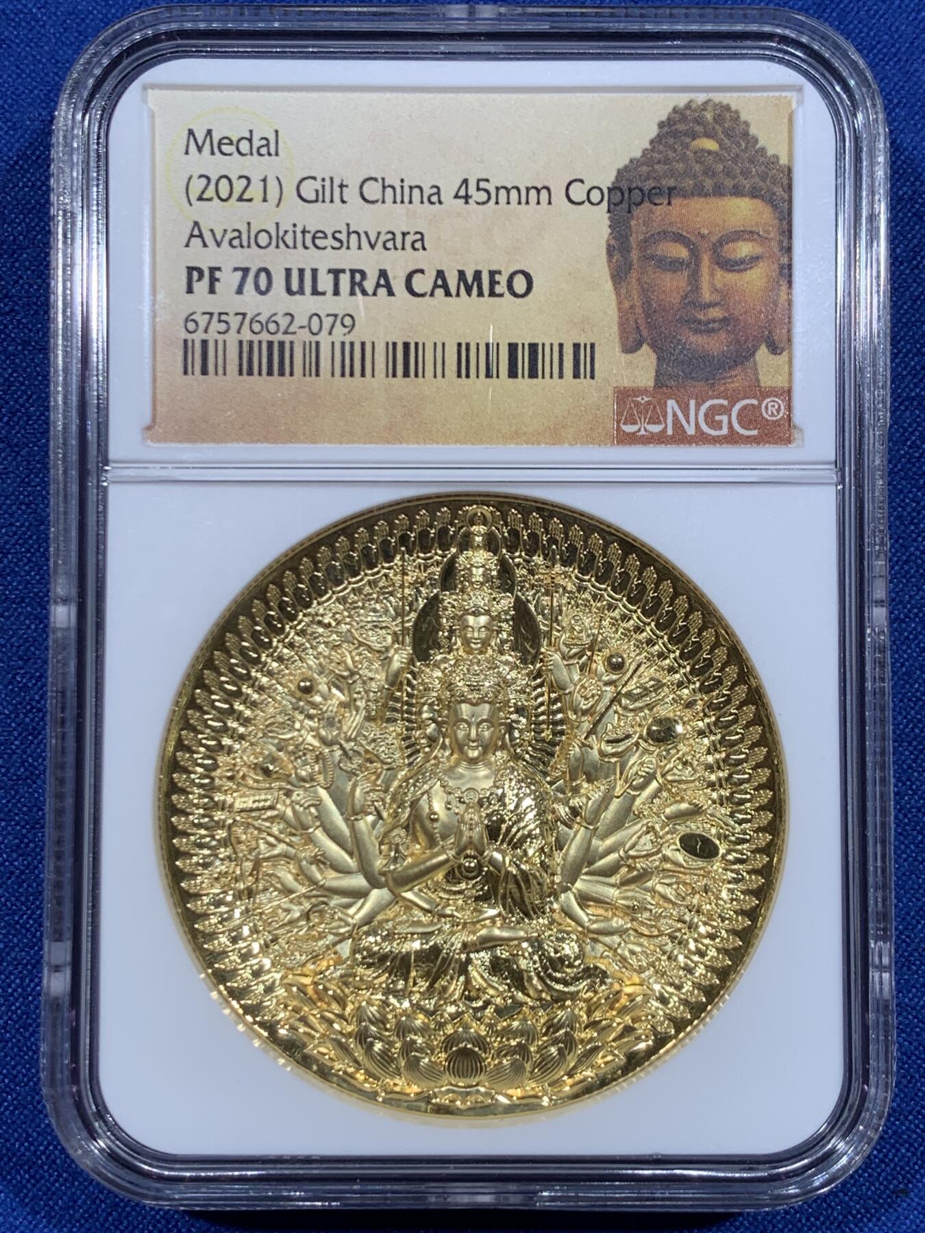 《竞宝斋》第418场 周日，周一，2场连拍 （全场包邮） NGC PF70UC 中国2021观世音菩萨镀金铜章 45mm大尺寸 佛祖标签 正面千手观音像 背面刻有般若波罗蜜多心经 加厚盒