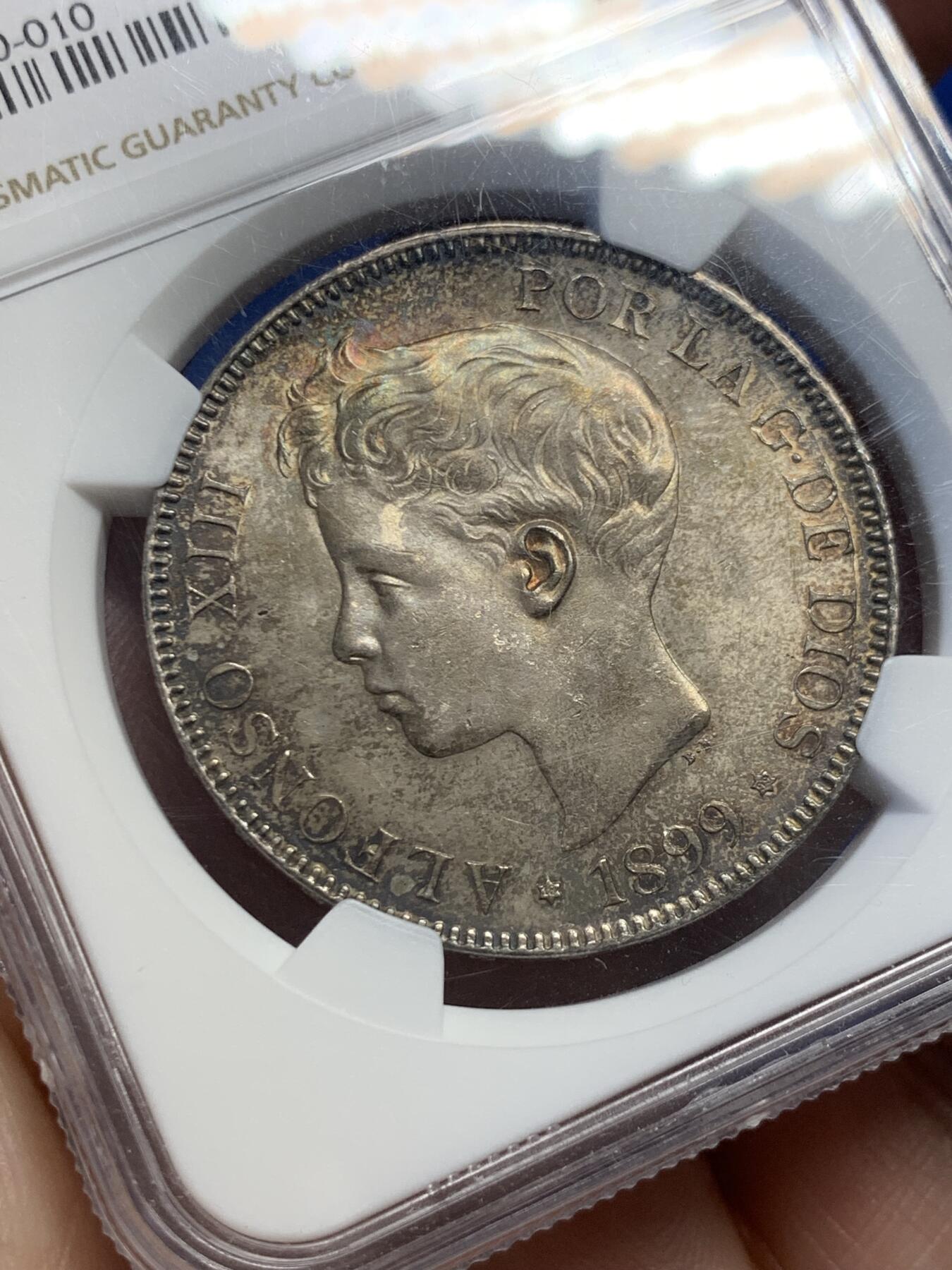 《竞宝斋》第418场 周日，周一，2场连拍 （全场包邮） NGC MS64 西班牙1899年阿方索十三世小孩头5比塞塔双柱银币 包浆温润 双面同时拥有重彩和鲜艳光泽 值得入藏的品相。