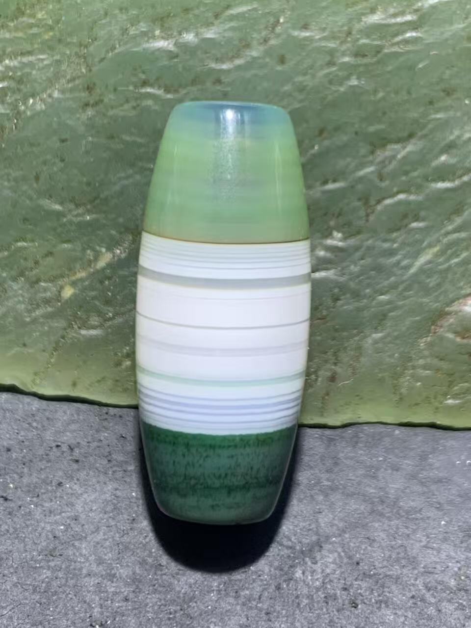 精美冰透高玉化瓷白绿双色缠丝玛瑙桶珠一颗，
