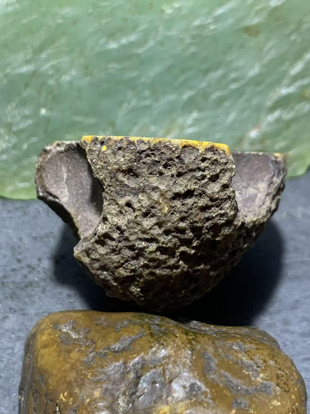 精美亚光原皮开窗料招财晶洞战国红玛瑙原石摆件（把件）一个，