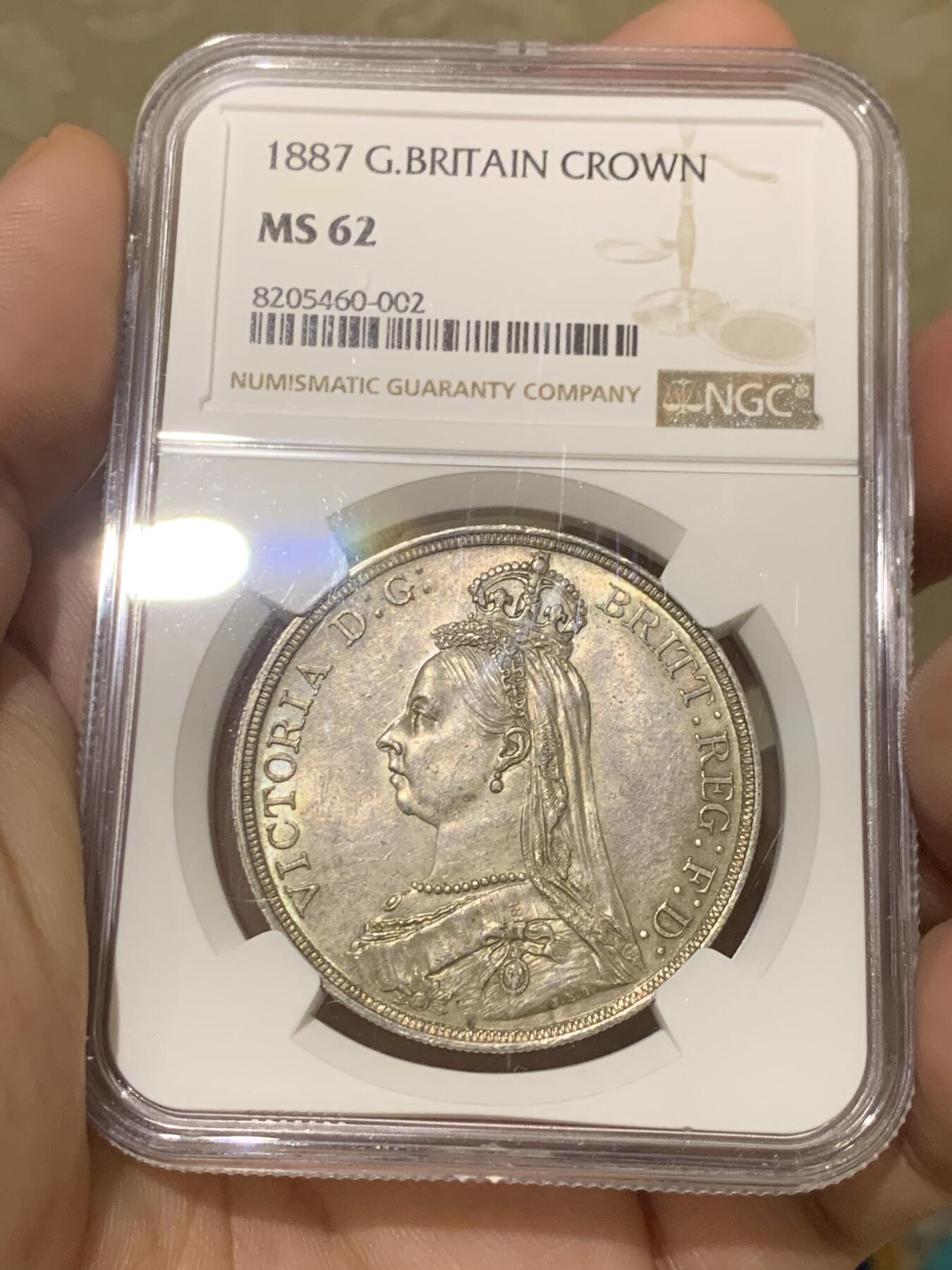 《竞宝斋》第418场 周日，周一，2场连拍 （全场包邮） NGC MS62 英国1887年维多利亚高冠马剑克朗大银币，双面极美老包浆 适合自藏