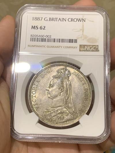 《竞宝斋》第418场 周日，周一，2场连拍 （全场包邮） - NGC MS62 英国1887年维多利亚高冠马剑克朗大银币，双面极美老包浆 适合自藏