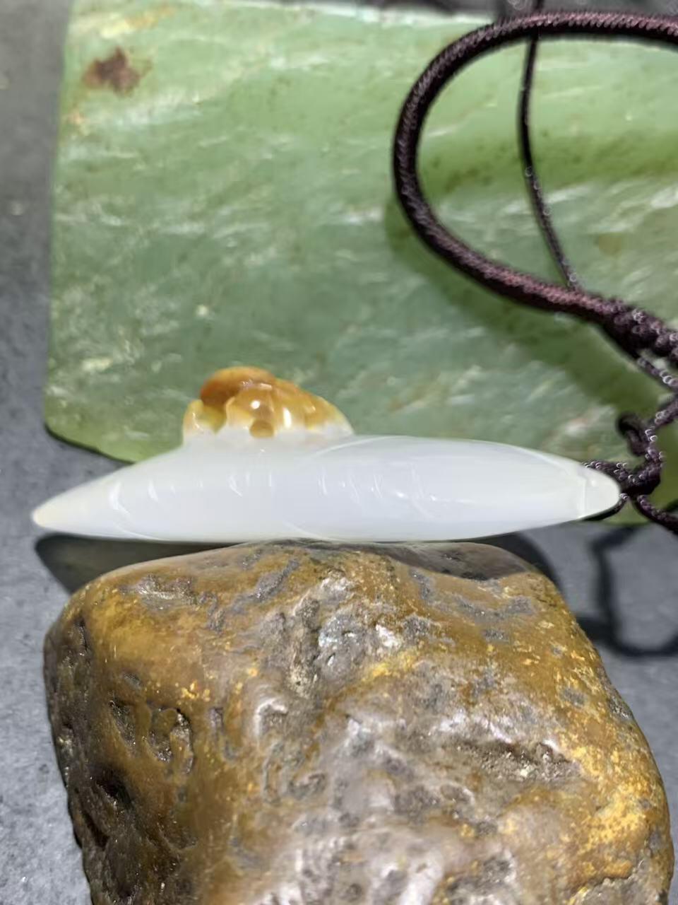 精美手工雕刻天然原皮马达加斯加玛瑙俏色巧雕树叶蜘蛛吊坠(把件)一个