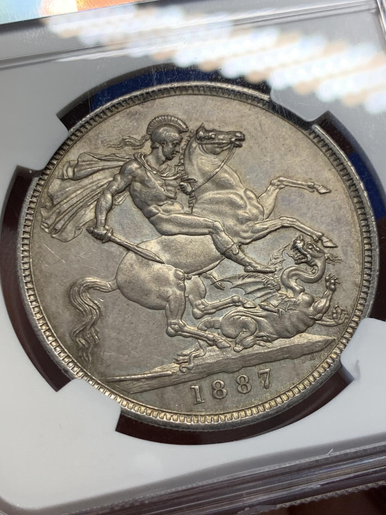 《竞宝斋》第418场 周日，周一，2场连拍 （全场包邮） NGC MS62 英国1887年维多利亚高冠马剑克朗大银币，双面极美老包浆 适合自藏