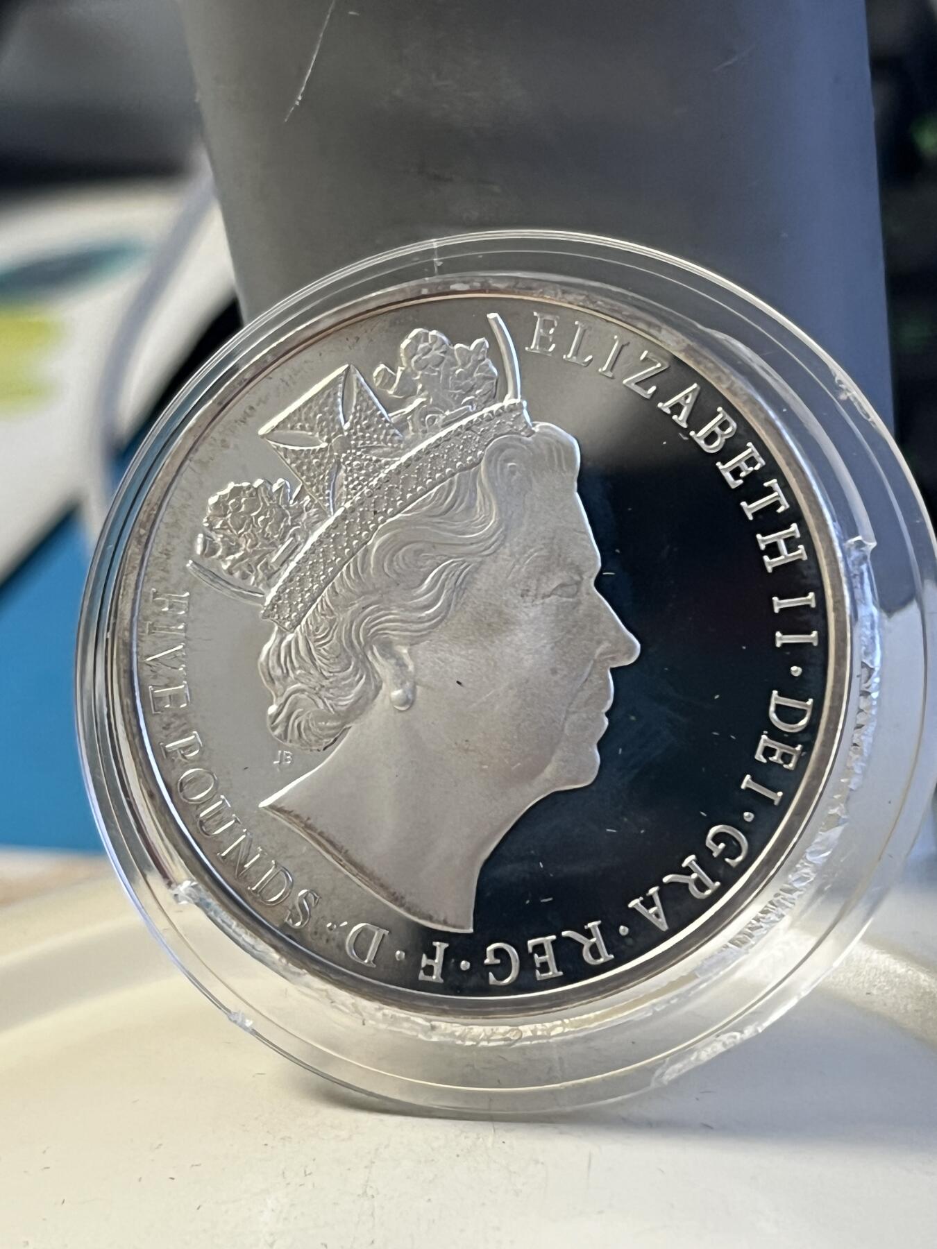 第175期拍卖【长期征集拍品】 英国2015年在位时间最长君主精制纪念银币首日封，925银，28.28克，有氧化，塑料盒有破