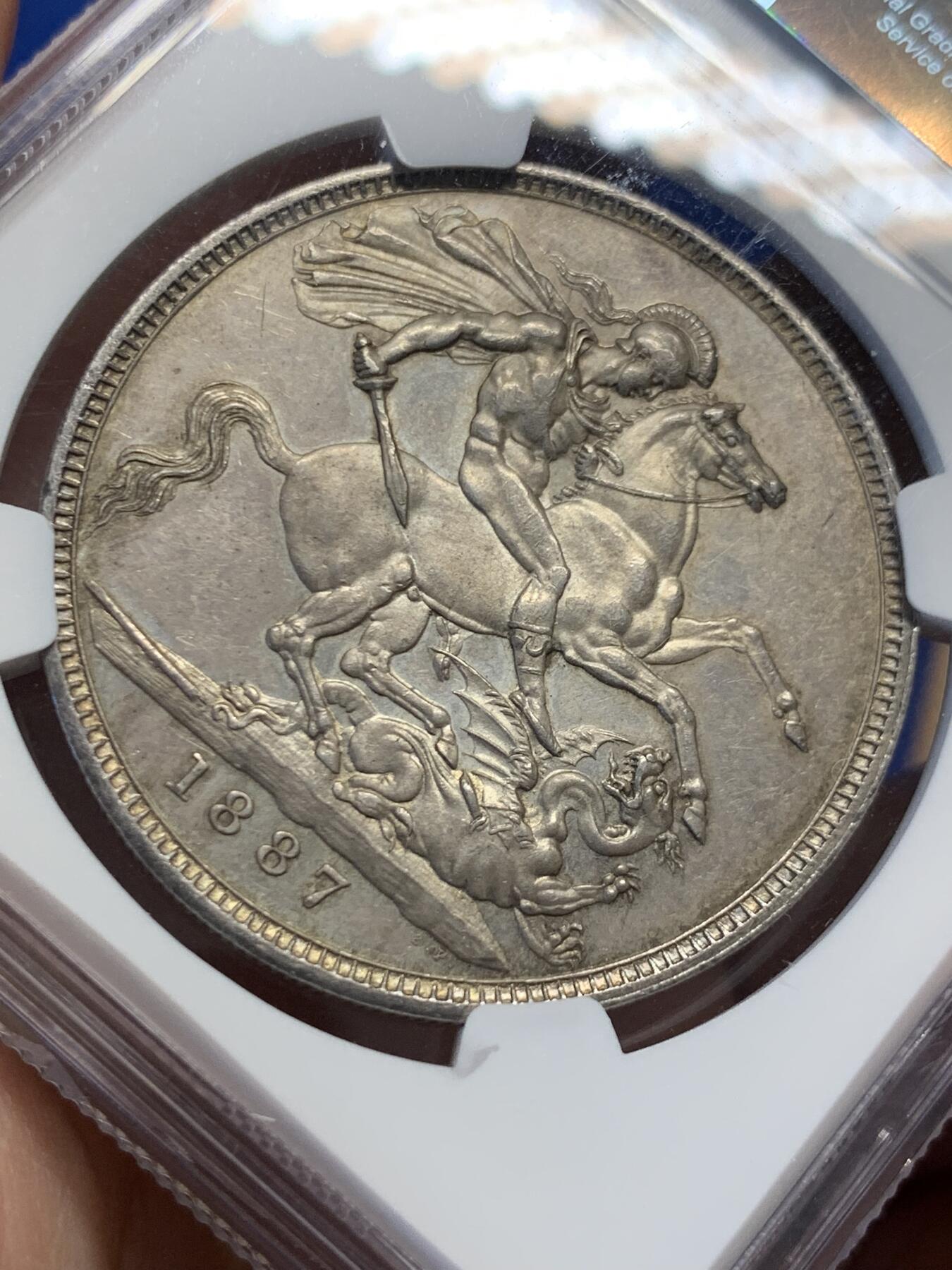 《竞宝斋》第418场 周日，周一，2场连拍 （全场包邮） NGC MS62 英国1887年维多利亚高冠马剑克朗大银币，双面极美老包浆 适合自藏