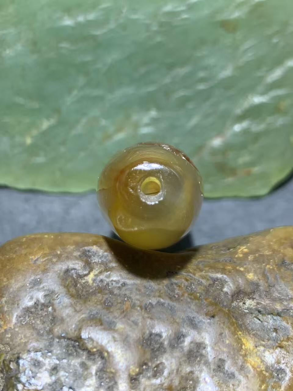 精美亚光高玉化巴西玛瑙手俏色巧雕鲤鱼随形桶珠一颗，