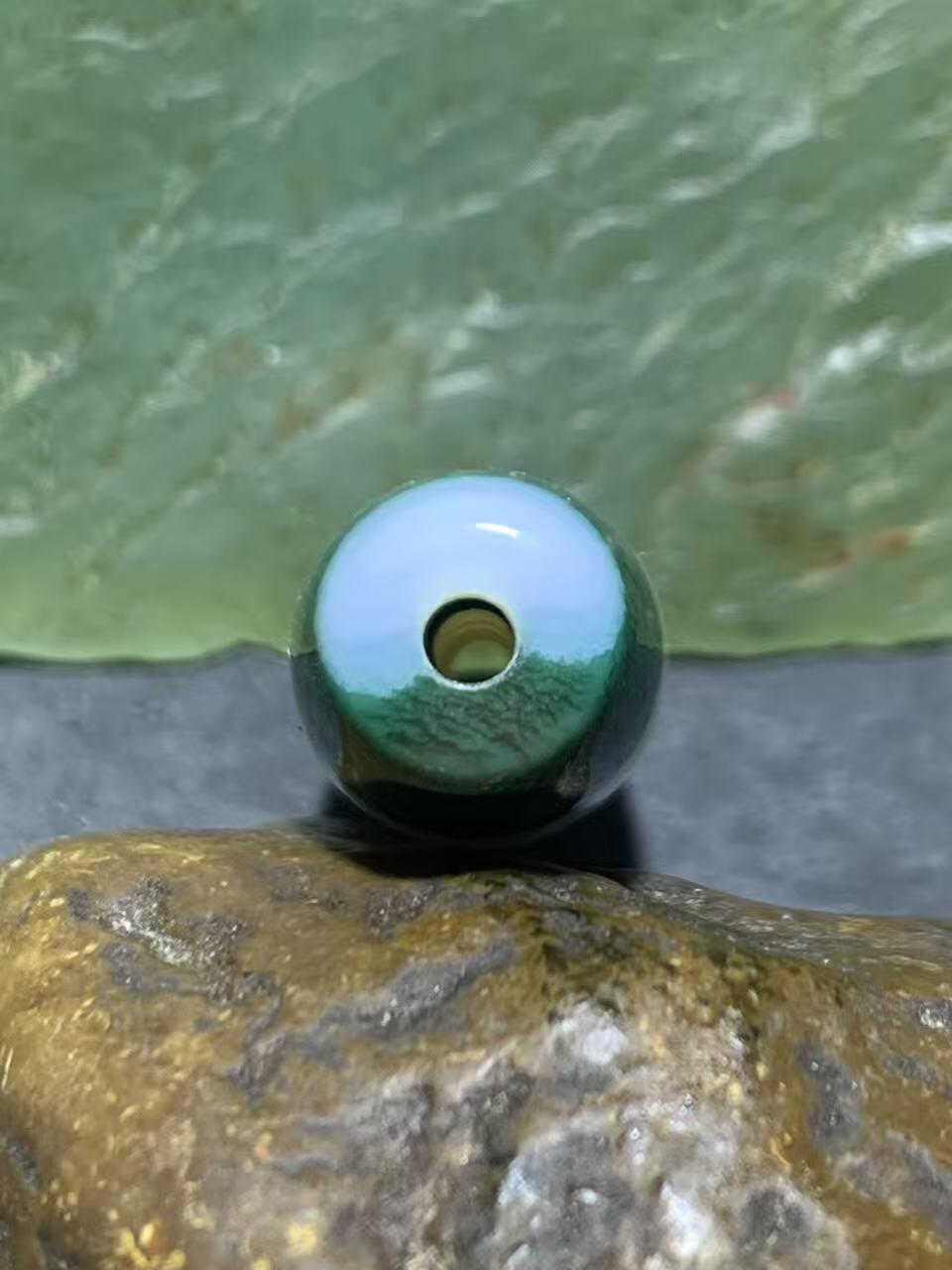 精美冰透高玉化瓷白绿双色天眼纹缠丝玛瑙桶珠一颗，