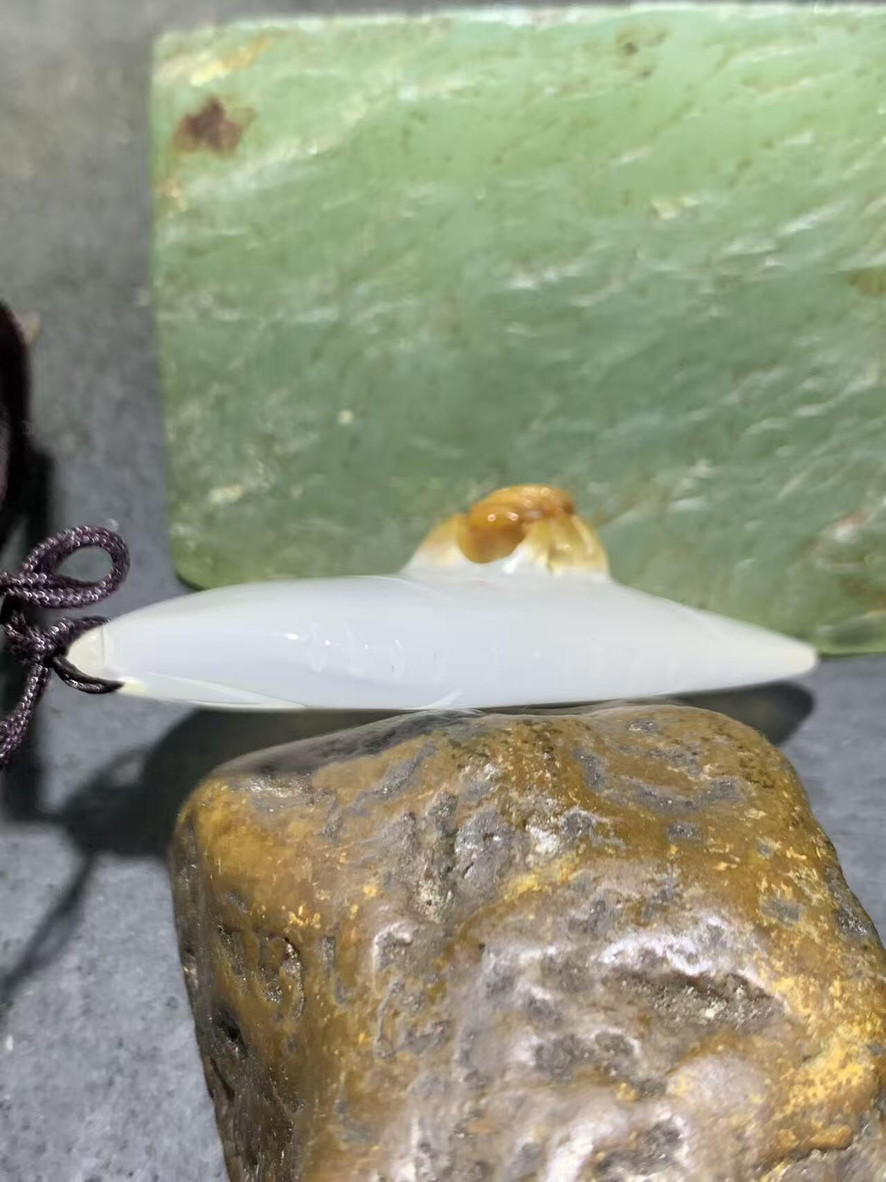精美手工雕刻天然原皮马达加斯加玛瑙俏色巧雕树叶蜘蛛吊坠(把件)一个