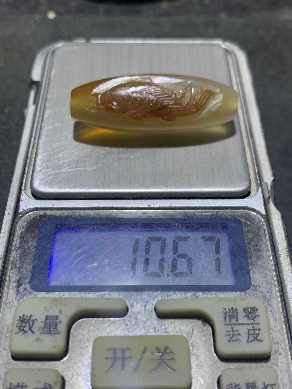 精美亚光高玉化巴西玛瑙手俏色巧雕鲤鱼随形桶珠一颗，