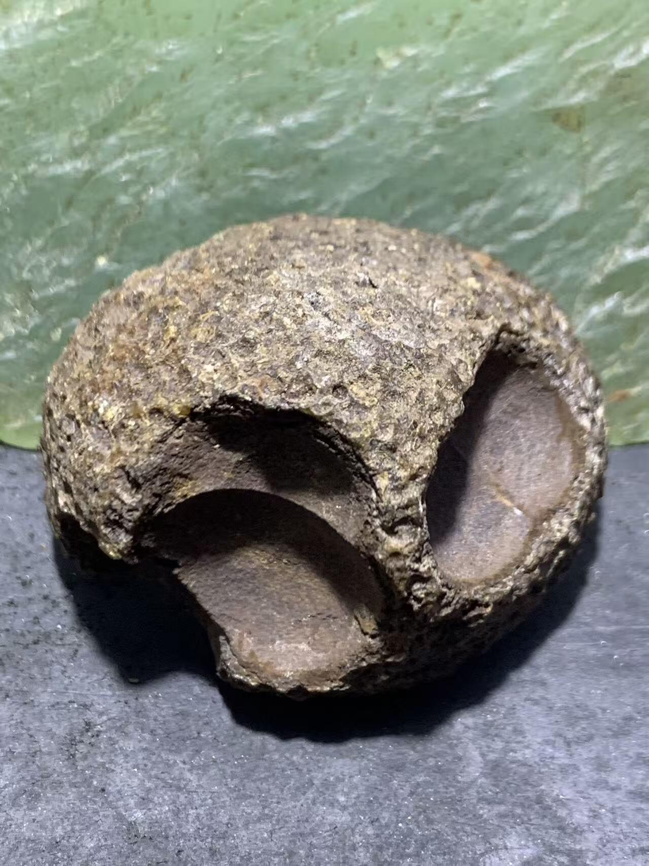 精美亚光原皮开窗料招财晶洞战国红玛瑙原石摆件（把件）一个，