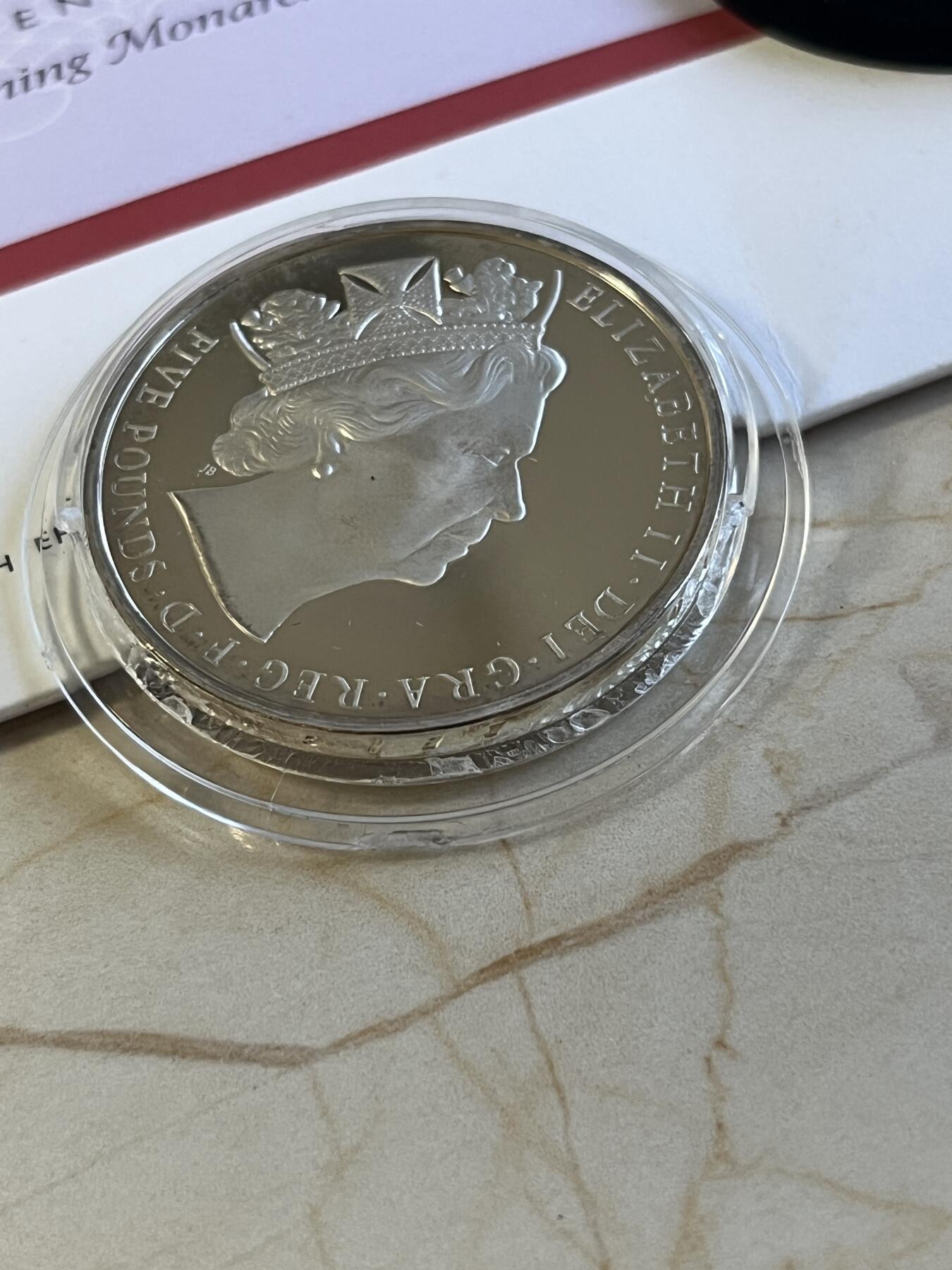 第175期拍卖【长期征集拍品】 英国2015年在位时间最长君主精制纪念银币首日封，925银，28.28克，有氧化，塑料盒有破