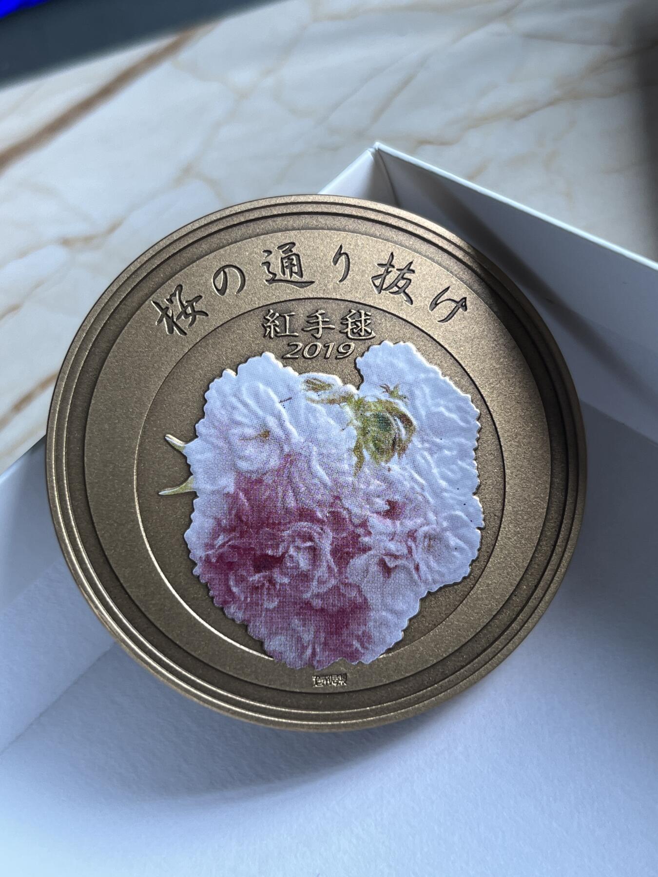 第175期拍卖【长期征集拍品】 日本平成三十一年樱花铜章红手毯110克彩色铜章，直径55毫米