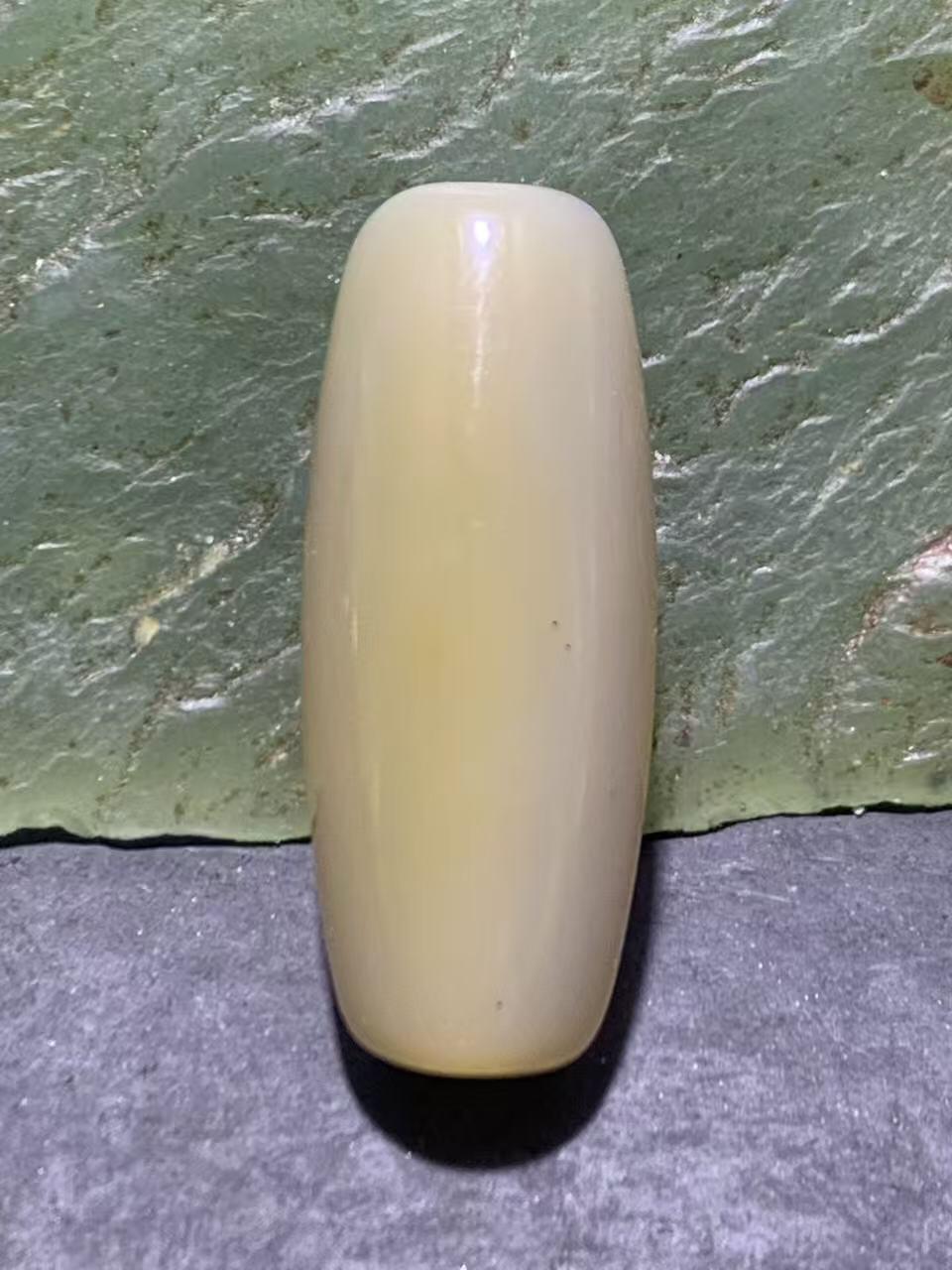 精美高玉化一线缠丝玛瑙随形桶珠一颗，